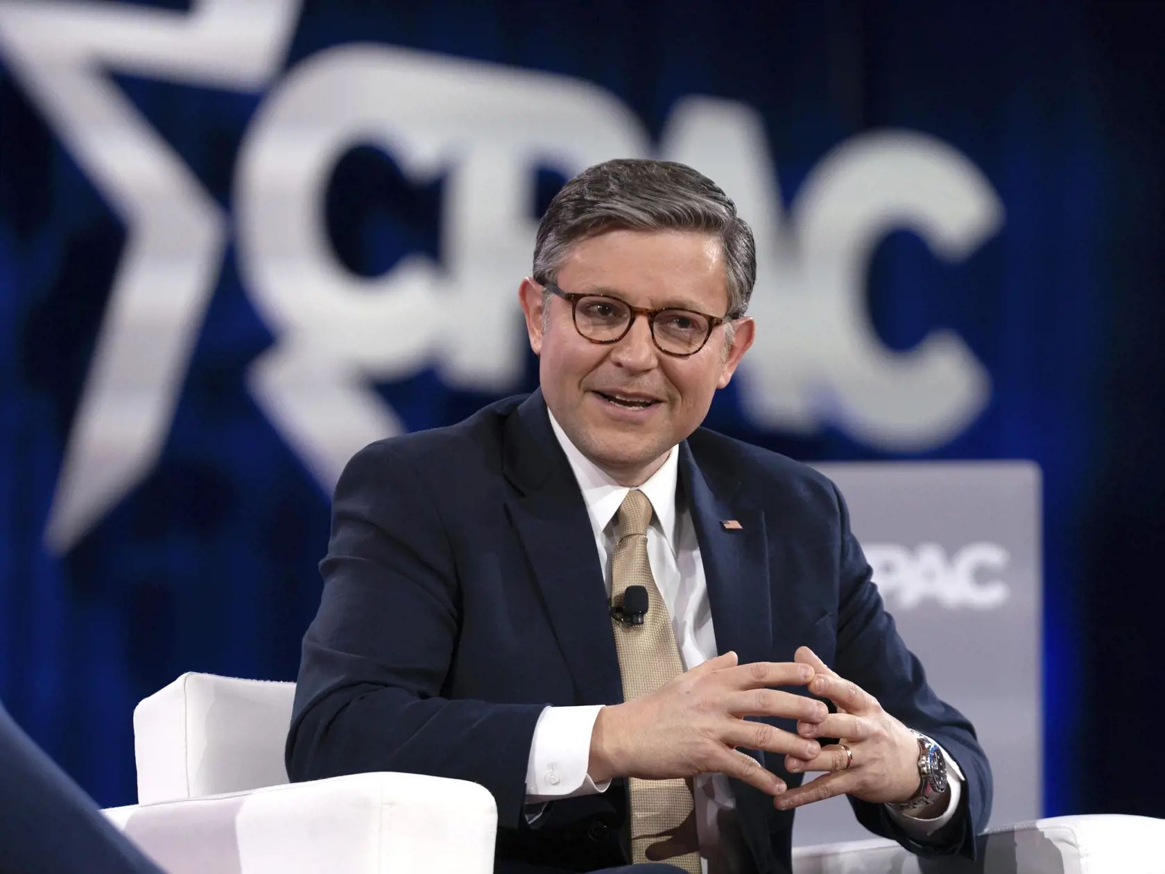 Predseda americkej Snemovne reprezentantov Mike Johnson i ďalší členovia Republikánskej strany v nedeľu naznačili, že ukrajinský prezident Volodymyr Zelenskyj možno bude musieť odstúpiť, pokiaľ má byť dosiahnutá mierová dohoda. Agentúra AFP napísala, že republikáni týmto podčiarkli závratný posun prezidenta Donalda Trumpa v prístupe k vojne na Ukrajine, ktorú pred viac než tromi rokmi napadlo Rusko, informuje TASR.