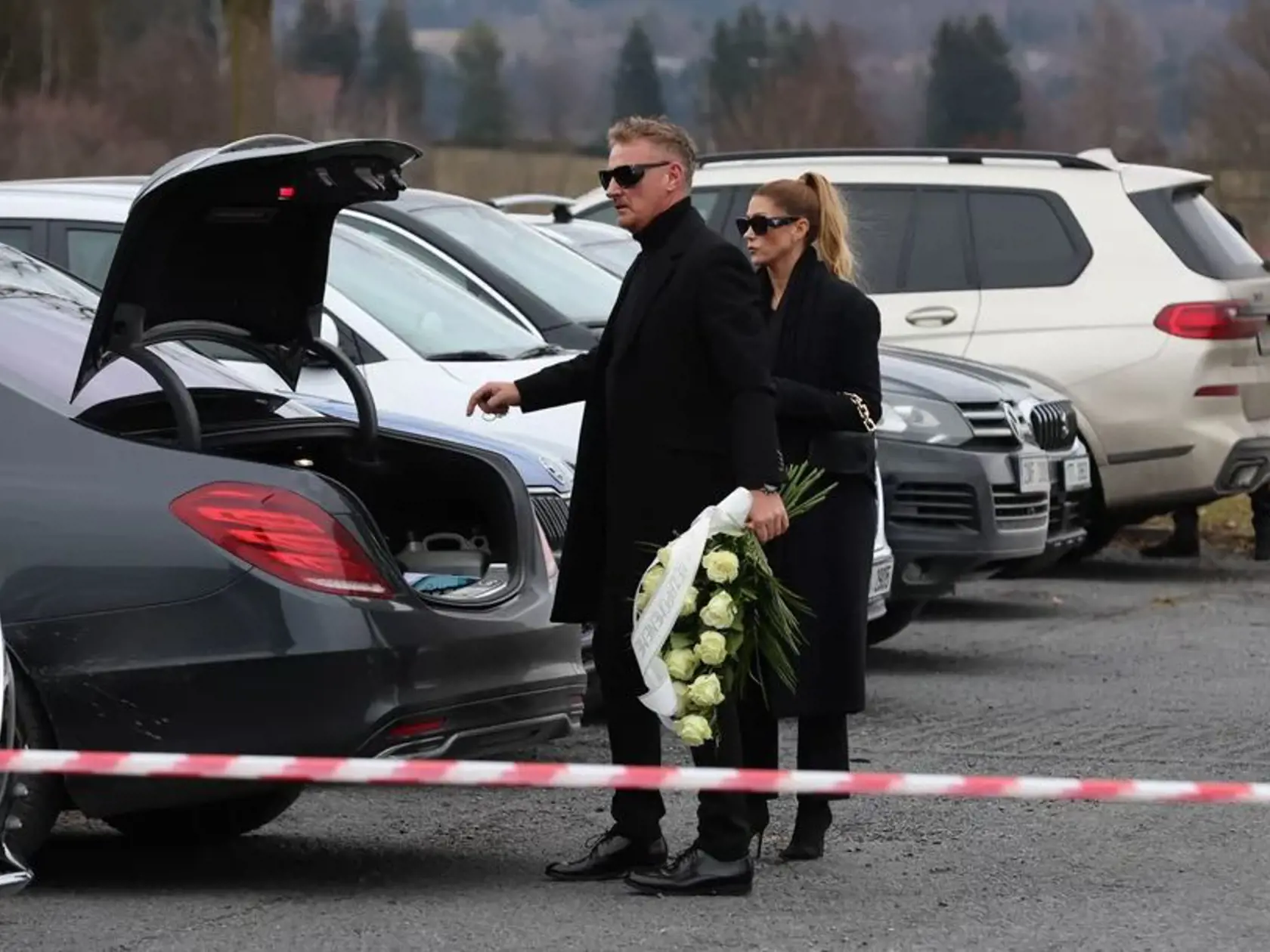 Posledná rozlúčka s Helenou Zeťovou, ktorá náhle zomrela vo veku 44 rokov. Na snímke jej blízka kamarátka Tereza Kerndlová s manželom.