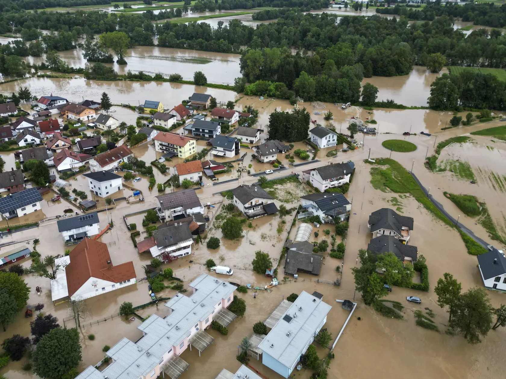 Na snímke zaplavené ulice v meste Ravne na Koroškem na severe Slovinska neďaleko hraníc s Rakúskom.
