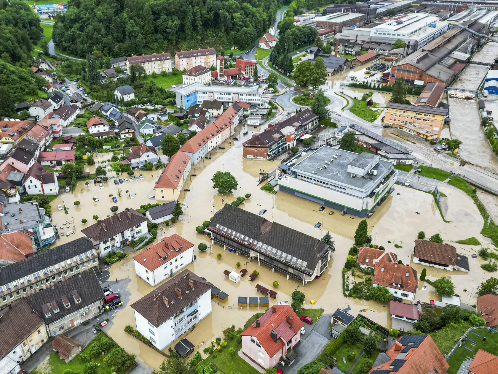 Na snímke zaplavené ulice v meste Ravne na Koroškem na severe Slovinska neďaleko hraníc s Rakúskom.