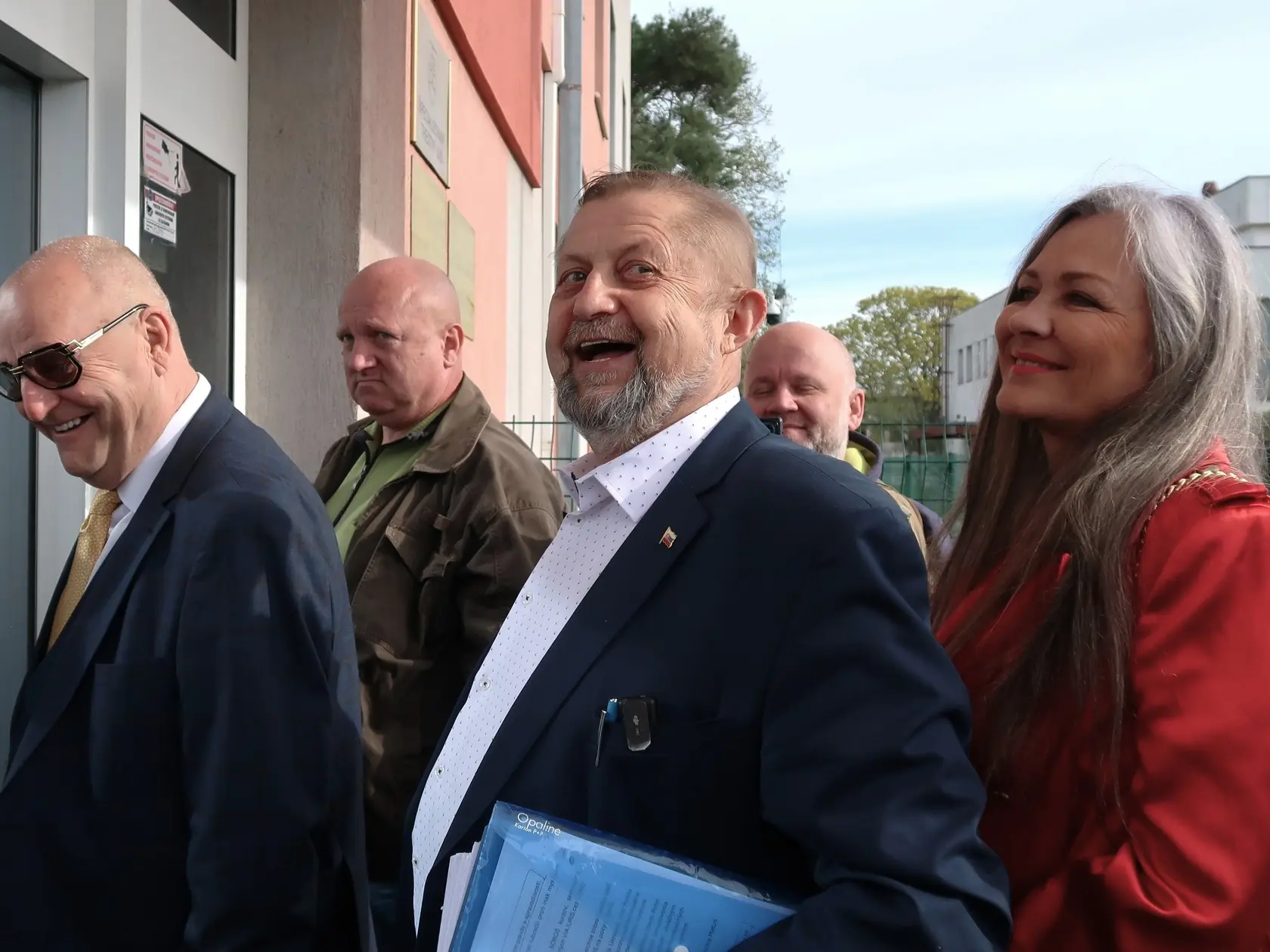 Na snímke bývalý predseda Najvyššieho súdu (NS) SR a exminister spravodlivosti Štefan H. (uprostred) prichádza na súdne pojednávanie vo veci schvaľovania ruskej agresie na Ukrajine na Špecializovaný trestný súd (ŠTS) v Pezinku 9. apríla 2025. Obžaloba bola podaná pre prečin hanobenia národa, rasy a presvedčenia a prečin schvaľovania trestného činu. FOTO TASR - Ondrej Hercegh 