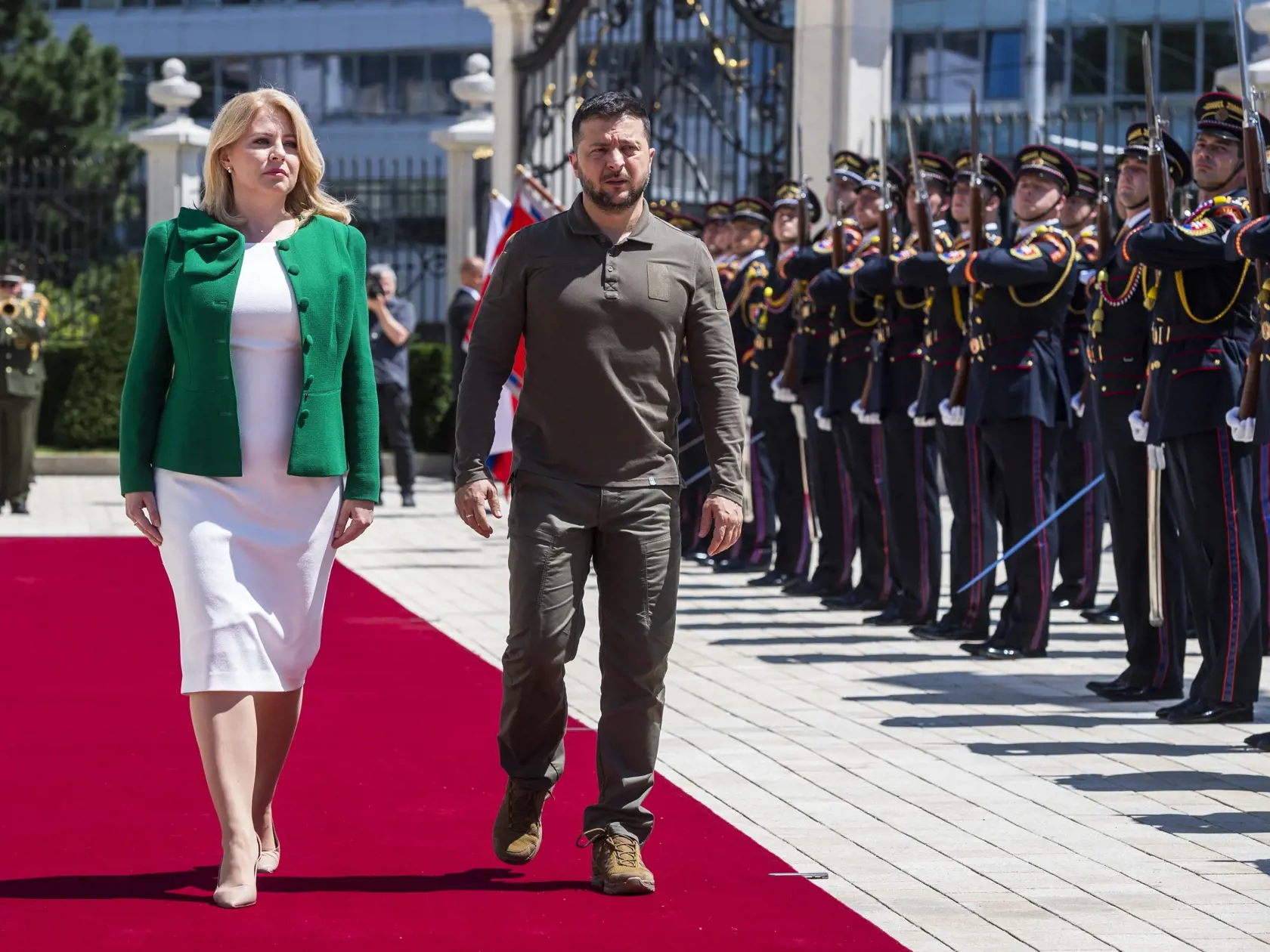 Na snímke prezidentka SR Zuzana Čaputová a ukrajinský prezident Volodymyr Zelenskyj počas prehliadky čestnej stráže na nádvorí Prezidentského paláca v Bratislave v piatok 7. júla 2023.