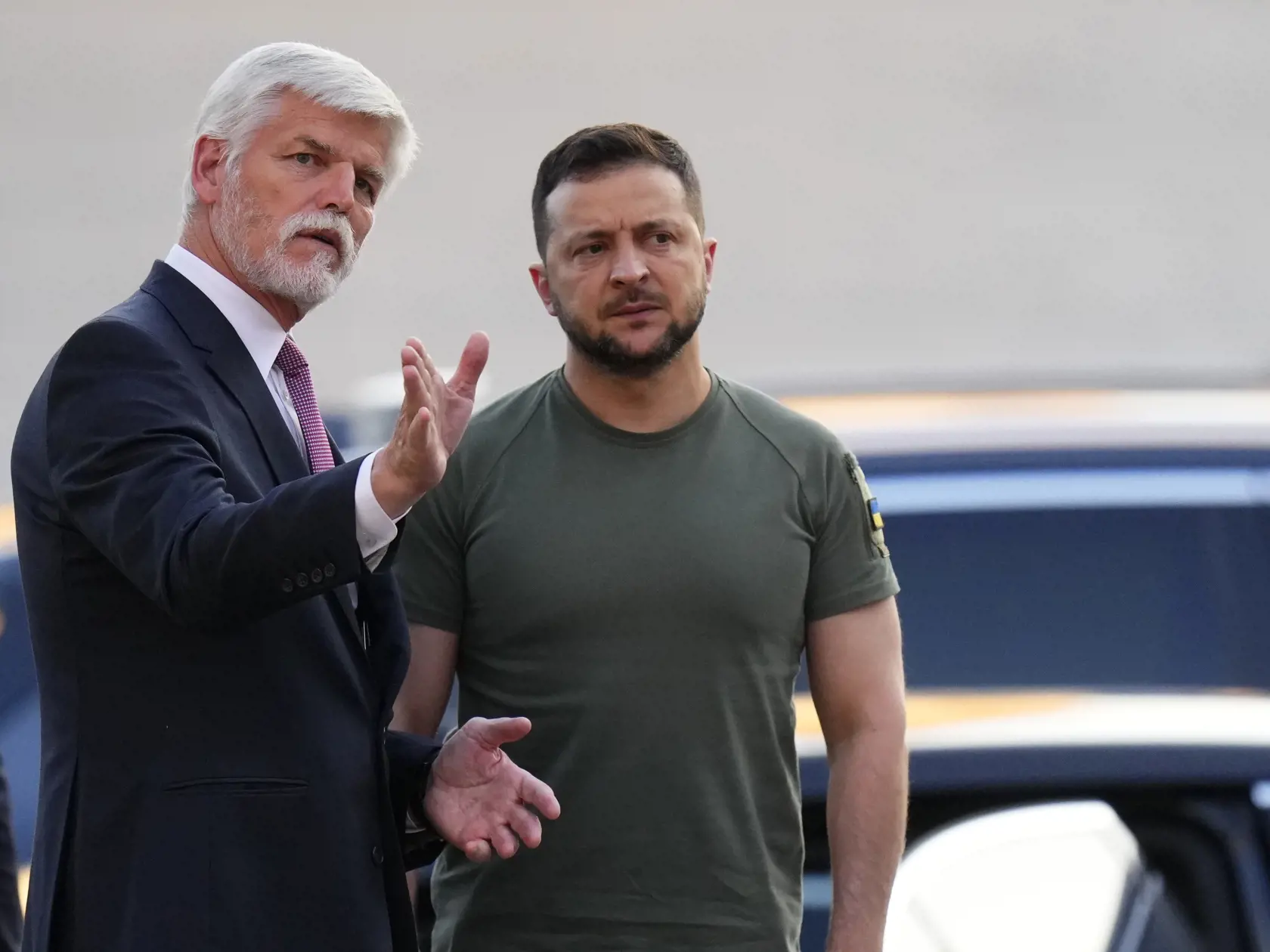 Český prezident Petr Pavel (vľavo) víta ukrajinského prezidenta Volodymyra Zelenského na Pražskom hrade v Prahe 6. júla 2023.