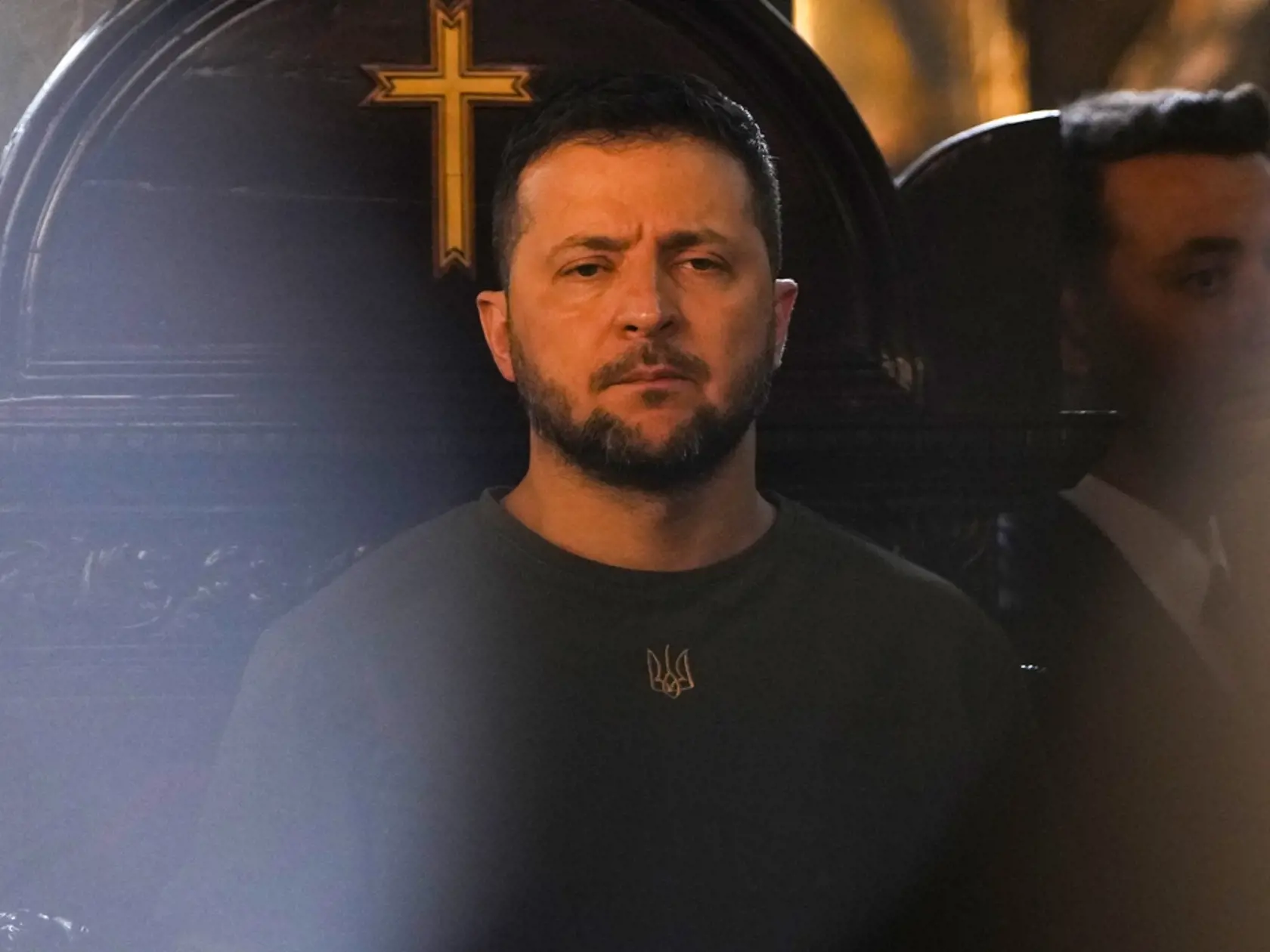 Na snímke ukrajinský prezident Volodymyr Zelenskyj stojí počas spomienkovej ceremónie v patriarchálnom chráme sv. Juraja 8. júla 2023 v Istanbule.