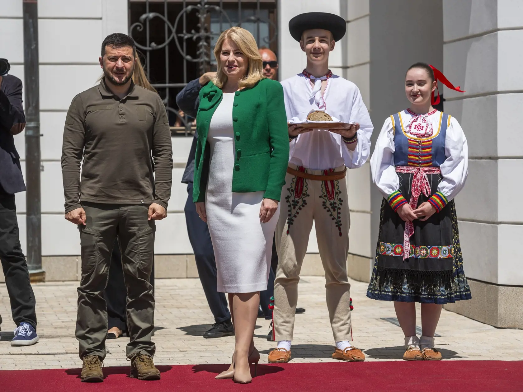 Na snímke prezidentka SR Zuzana Čaputová víta ukrajinského prezidenta Volodymyra Zelenského na nádvorí Prezidentského paláca 7. júla 2023 v Bratislave.