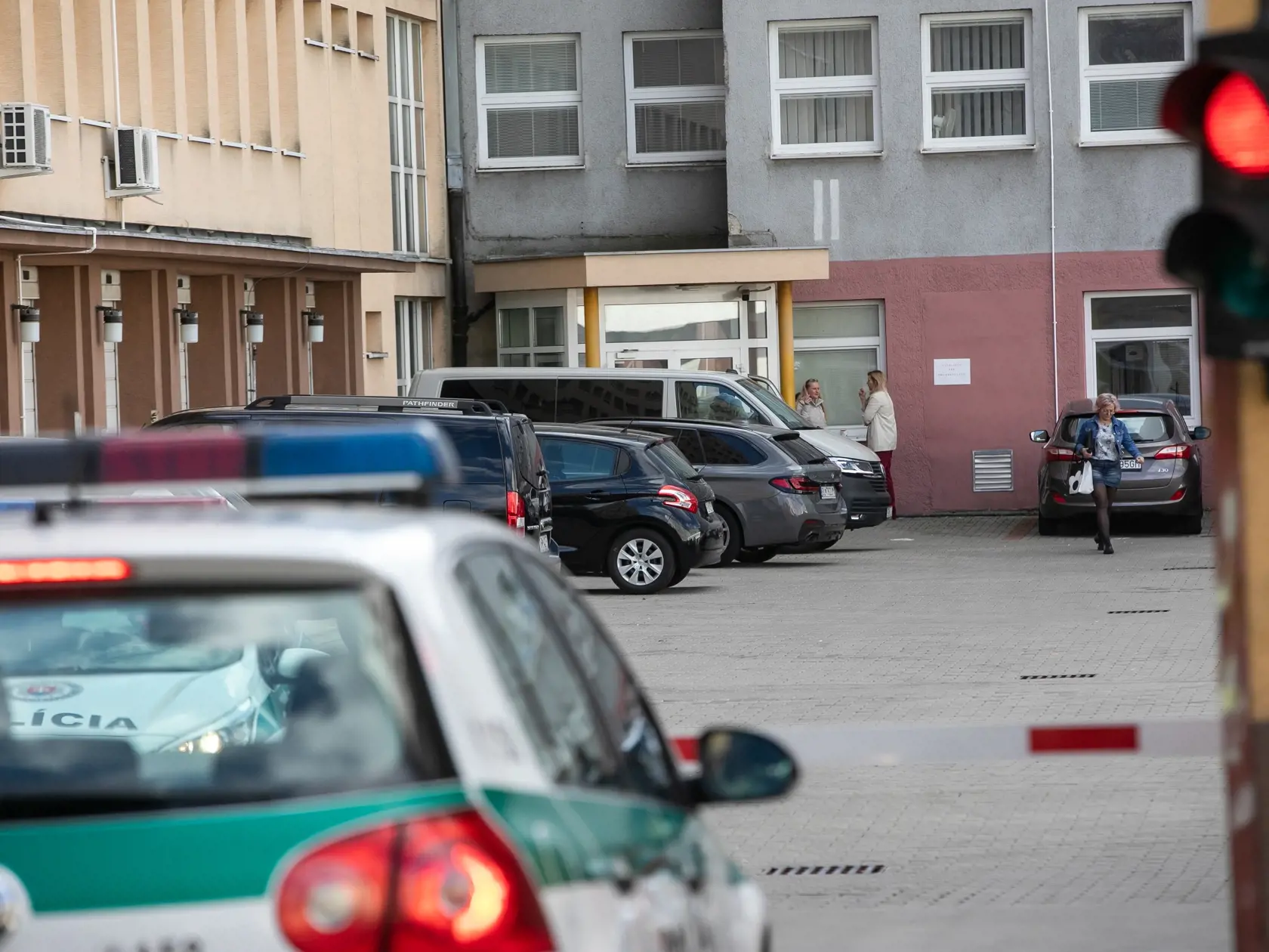 V prípade vraždy Daniela Tupého zadržala najskôr Národná kriminálna agentúra 8 osôb. Na snímke je prevoz zadržaných do Prezídia Policajného zboru.