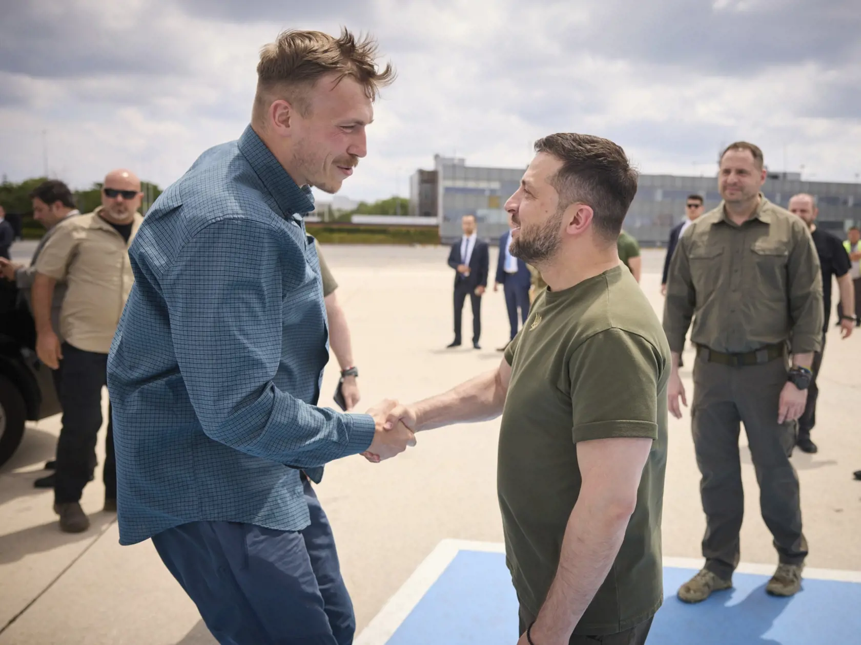 Ukrajinský prezident Volodymyr Zelenskyj a veliteľ obrancov Azovstaľu Denys Prokopenko si podávajú ruky na letisku v Istanbule 8. júla 2023.