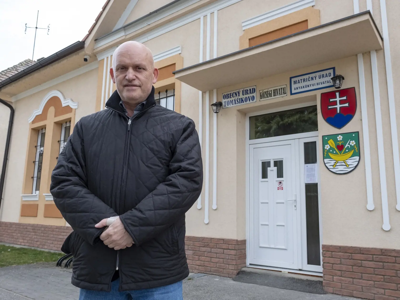 V rómskej osade v katastri obce Tomášikovo sa starostovi podarilo úspešne zlividovať nákazu koronavírusu Covid -19. Na snímke je starosta obce Zoltán Horváth.