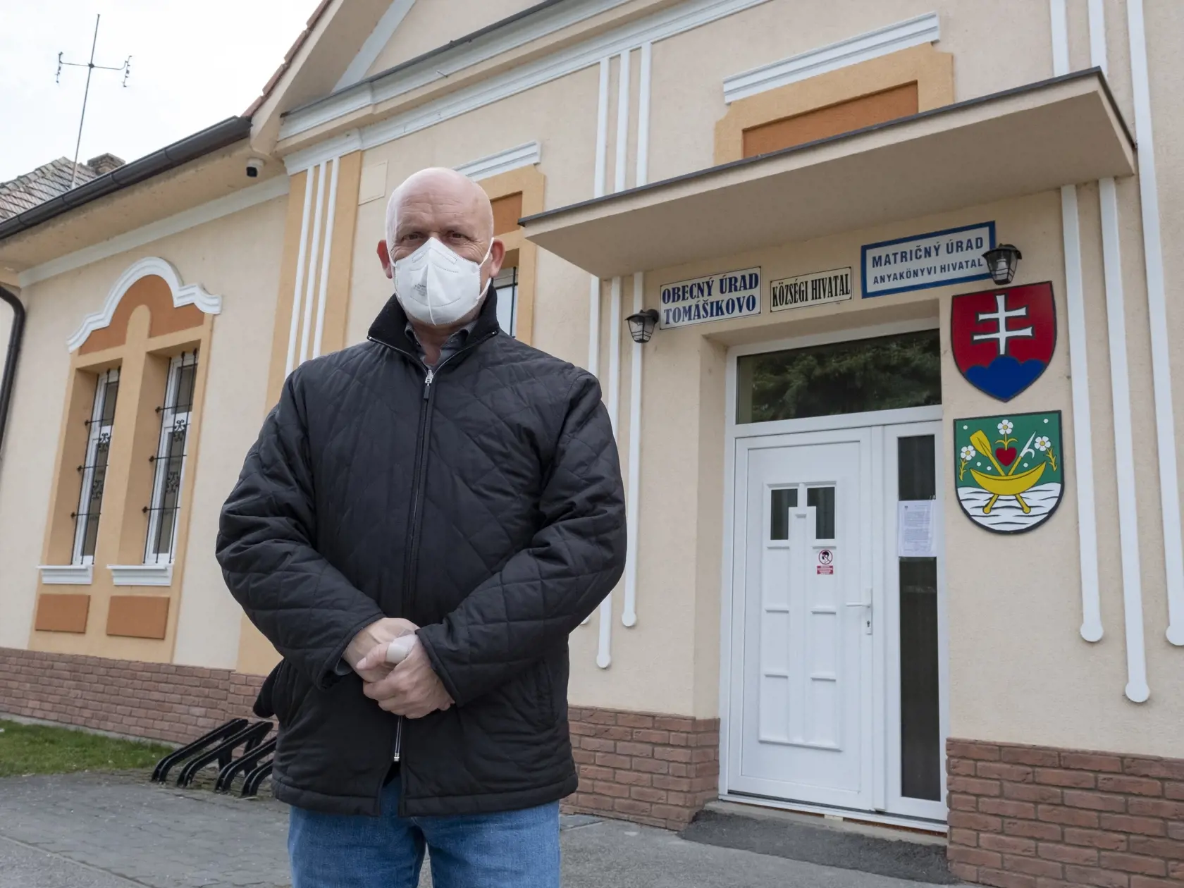 V rómskej osade v katastri obce Tomášikovo sa starostovi podarilo úspešne zlividovať nákazu koronavírusu Covid -19. Na snímke je starosta obce Zoltán Horváth.