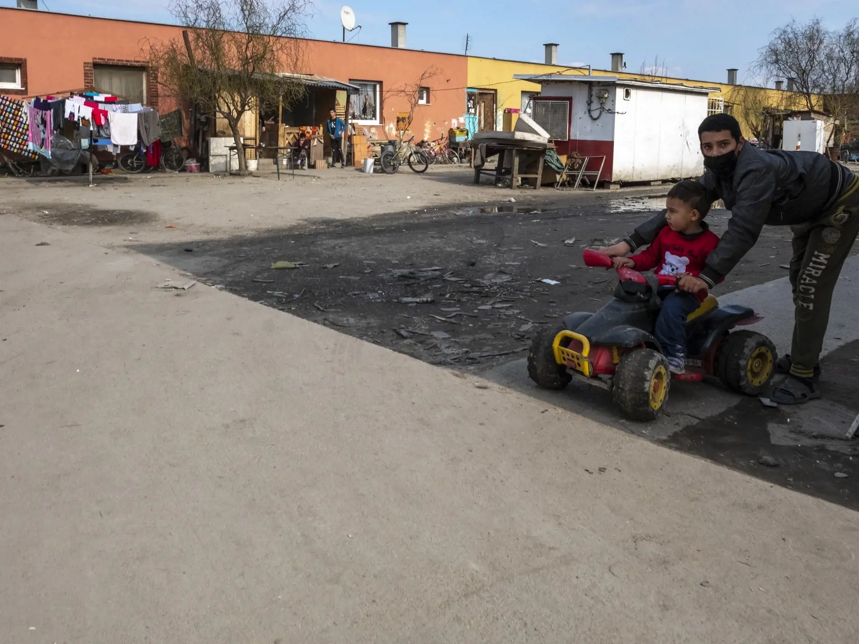 V rómskej osade v katastri obce Tomášikovo sa starostovi podarilo úspešne zlividovať nákazu koronavírusu Covid -19.