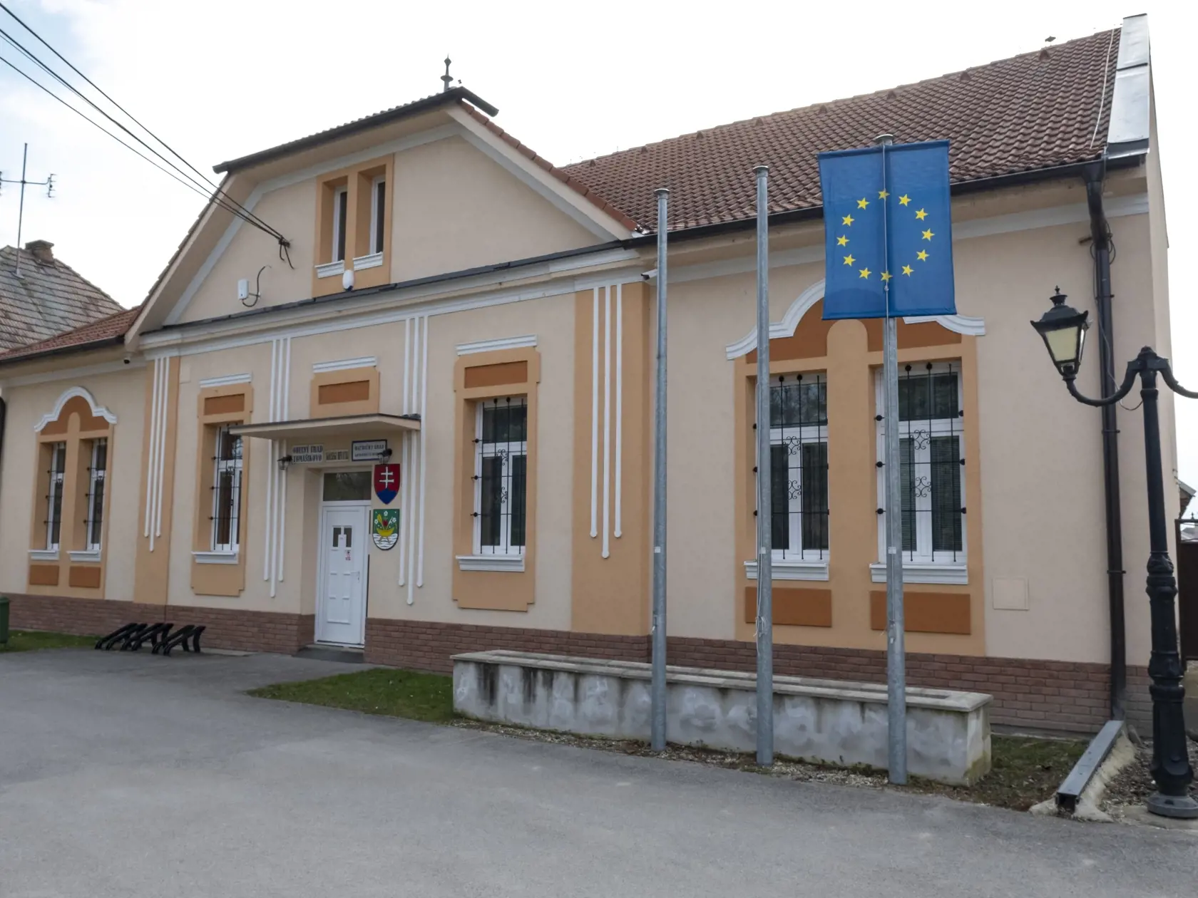 V rómskej osade v katastri obce Tomášikovo sa starostovi podarilo úspešne zlividovať nákazu koronavírusu Covid -19.
