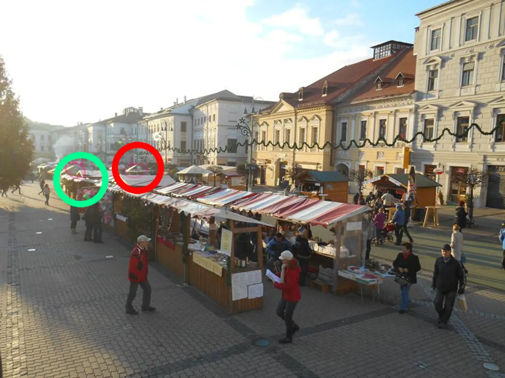 TU SA URČITE ZASTAVTE: V zelenom krúžku stánok s najlepšou klobásou, v červenom s najlepším punčom.