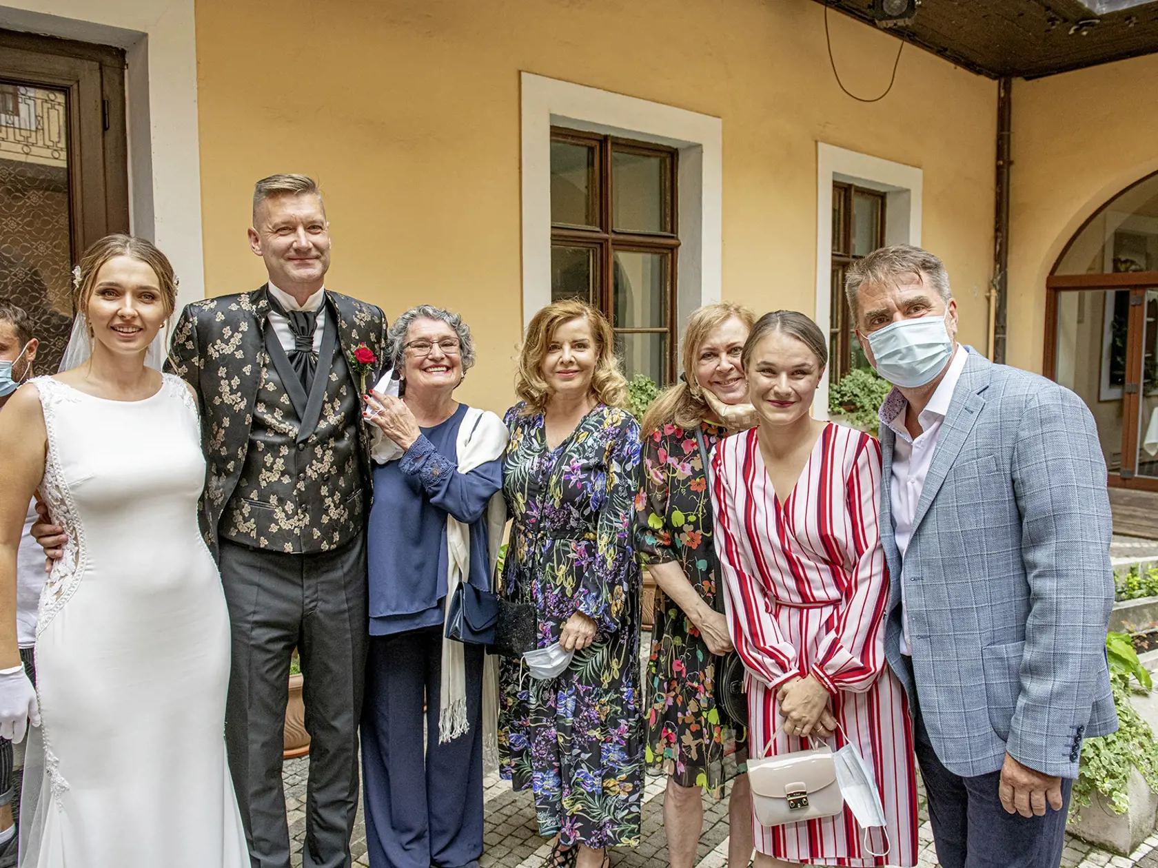 Po miernom uvoľnení protipandemických opatrení sa Andy Kraus druhýkrát oženil. Nechýbali ani jeho kolegovia zo Susedov.