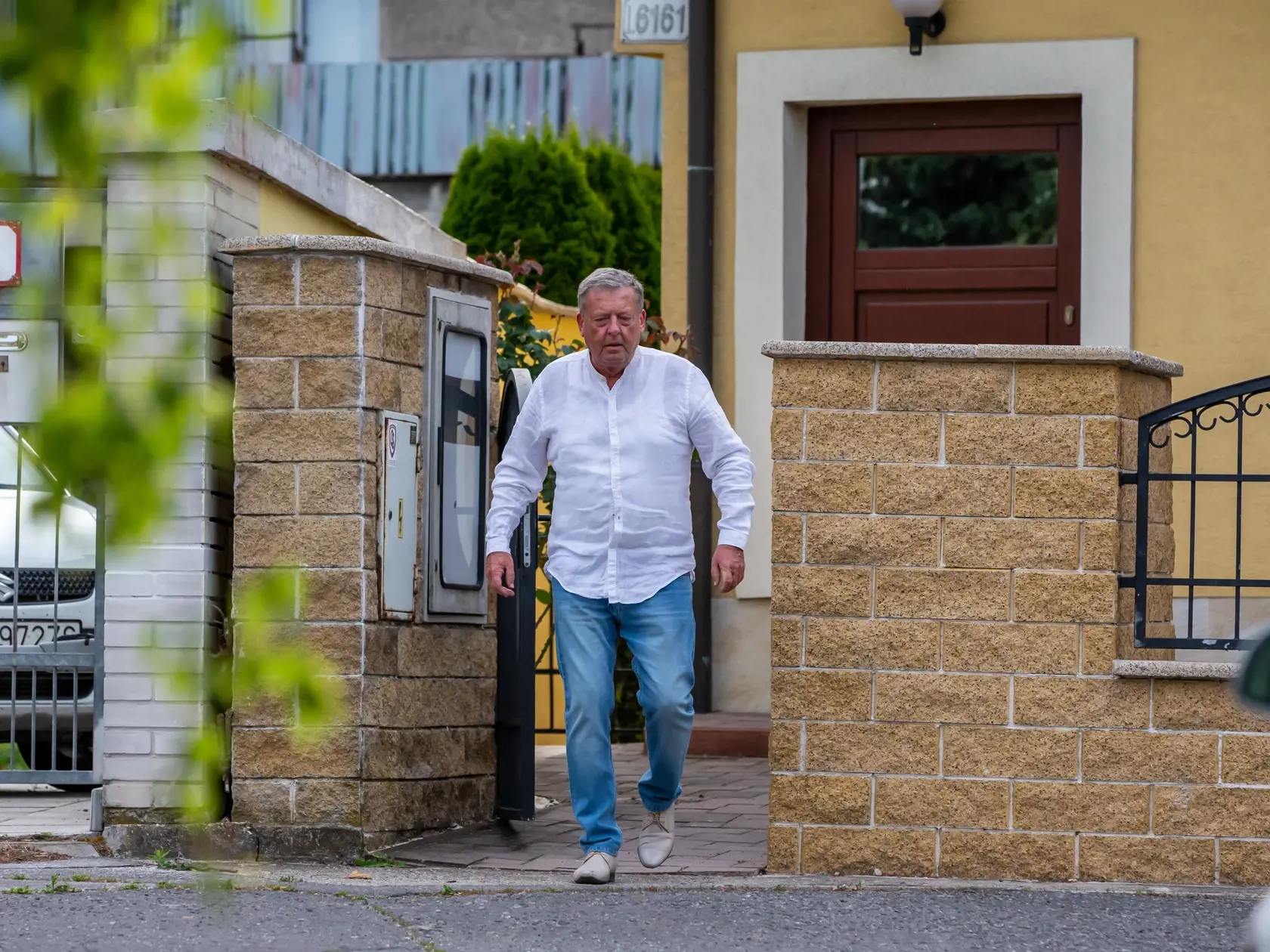 Na snímke je Štefan Wimmer pred svojim domom na oslave Elly dcéry Eriky a Števa v Bratislave. 