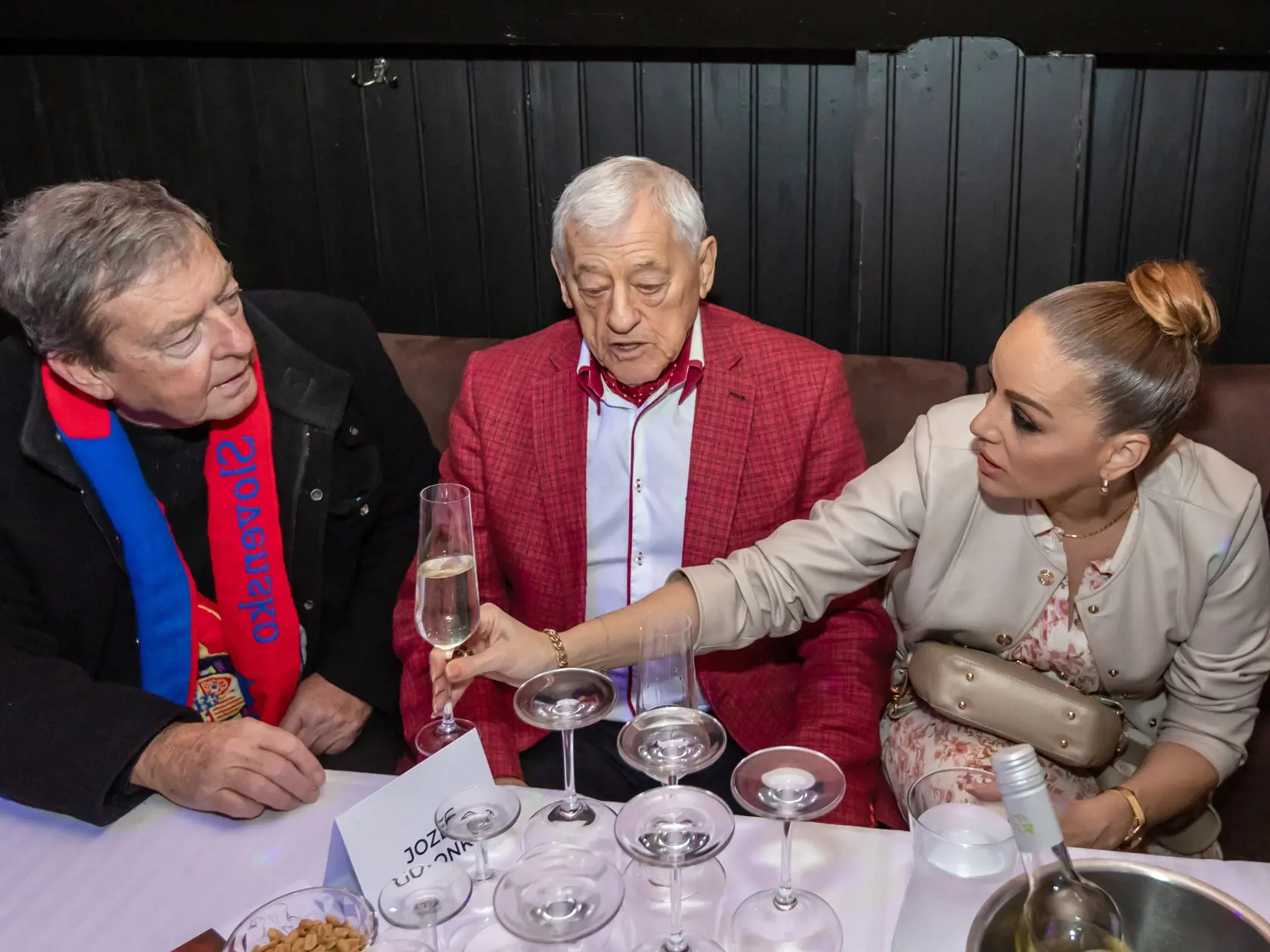 Otvorenie nového disco baru. Na snímke je Štefan Wimmer, Jozef Golonka a Karin Haydu.