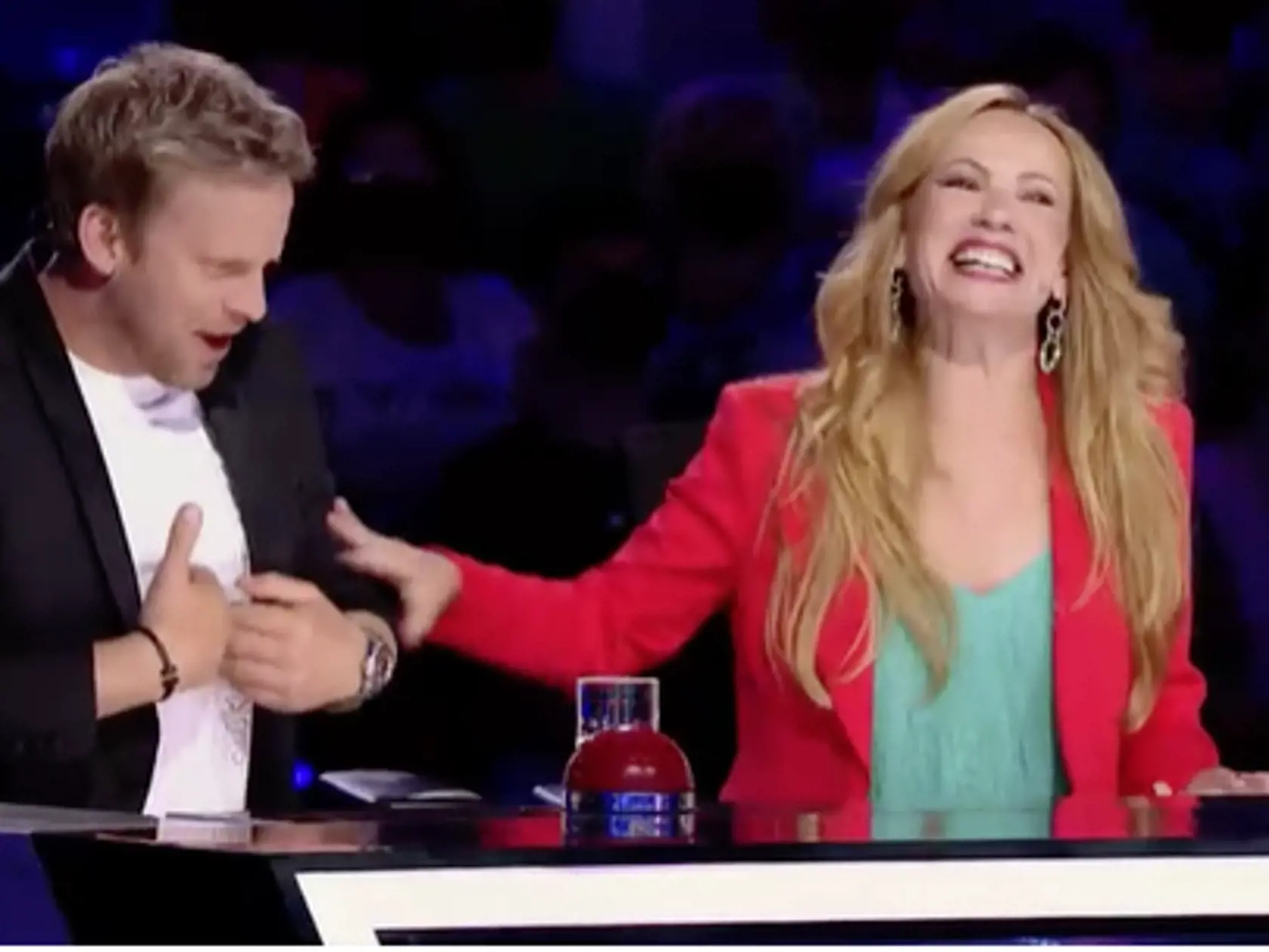 Diana sa rada dotýka Jakuba.