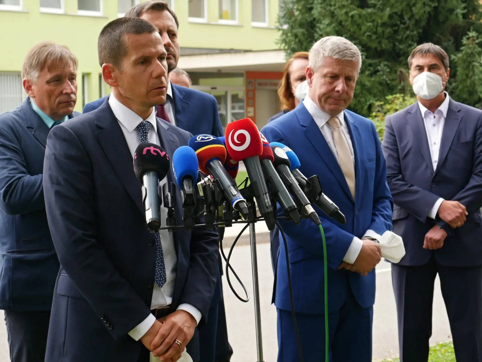 Na snímke v popredí zľava dočasne poverený prezident Policajného zboru SR Štefan Hamran, predseda vlády SR Eduard Heger a minister zdravotníctva SR Vladimír Lengvarský počas tlačovej konferencie pred Kysuckou nemocnicou s poliklinikou v Čadci dňa 10. októbra 2021. FOTO TASR - Erika Ďurčová