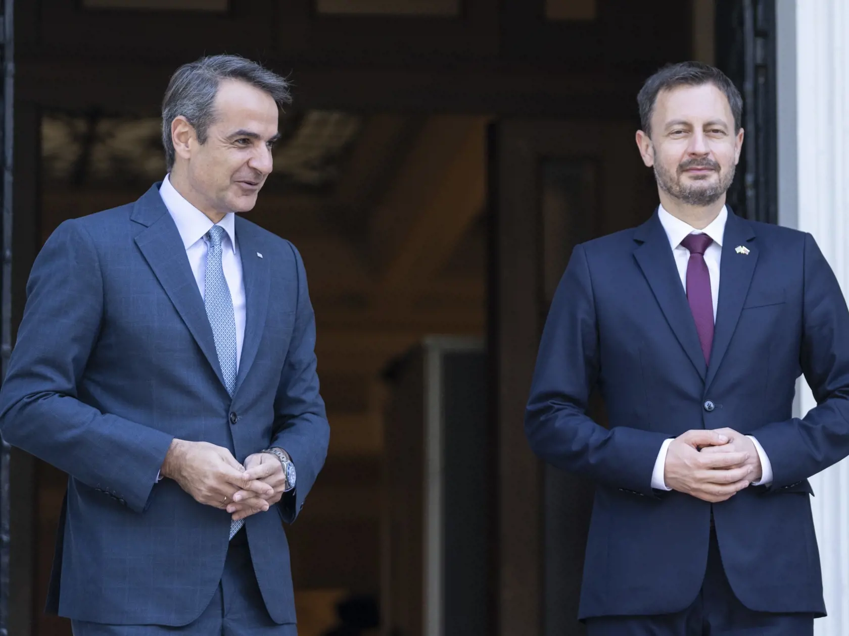 KK35 Atény - Grécky premiér Kyriakos Mitsotakis (vľavo) a slovenský premiér Eduard Heger pózujú počas stretnutia v Aténach 30. septembra 2021. FOTO TASR/AP
Greece's Prime Minister Kyriakos Mitsotakis, left, poses with his Slovak counterpart Eduard Heger during their meeting at Maximos Mansion in Athens, Thursday, Sept. 30, 2021. (AP Photo/Petros Giannakouris)