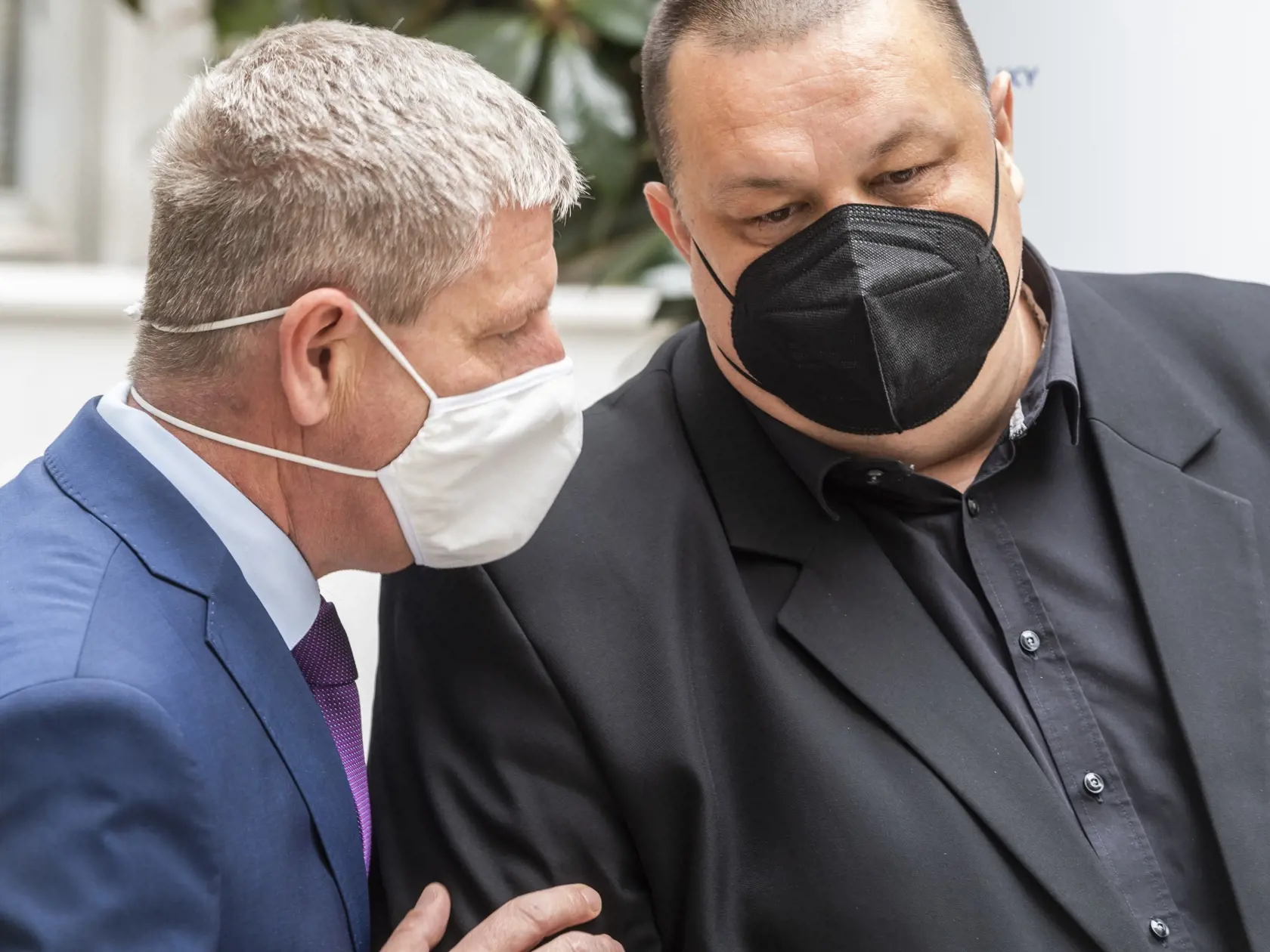 Na snímke zľava minister zdravotníctva SR Vladimír Lengvarský (nominant OĽaNO) a hlavný hygienik SR Ján Mikas počas tlačovej konferencie k aktuálnym opatreniam v súvislosti s COVID-19 platným od budúceho týždňa a aktualizácii covid automatu v Bratislave 13. mája 2021. FOTO TASR - Jaroslav Novák