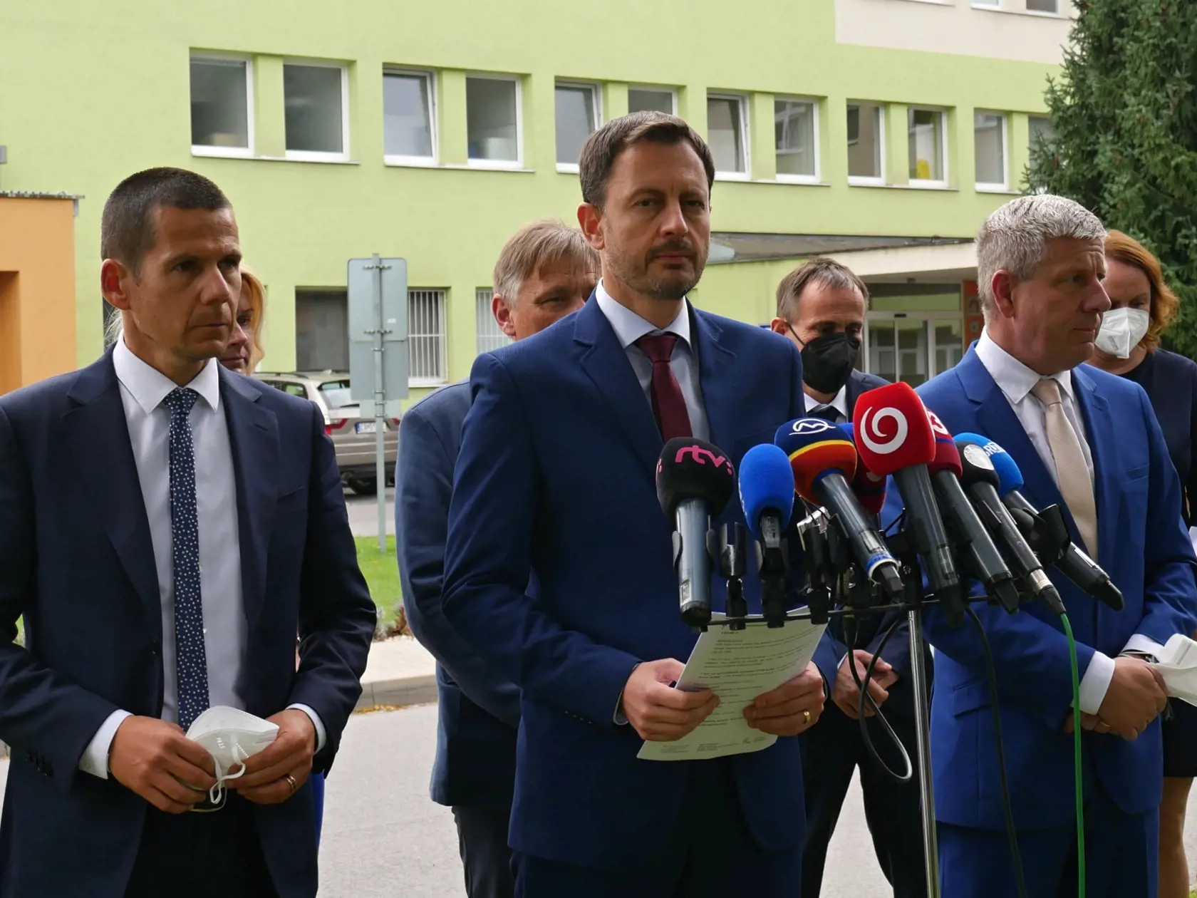 Na snímke v popredí zľava dočasne poverený prezident Policajného zboru SR Štefan Hamran, predseda vlády SR Eduard Heger a minister zdravotníctva SR Vladimír Lengvarský počas tlačovej konferencie pred Kysuckou nemocnicou s poliklinikou v Čadci dňa 10. októbra 2021. FOTO TASR - Erika Ďurčová