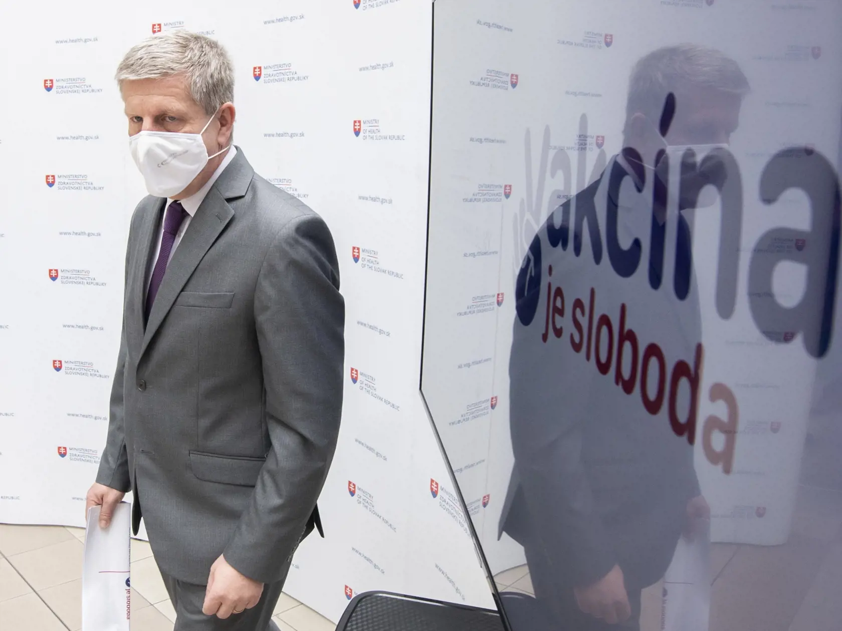 Na snímke minister zdravotníctva SR Vladimír Lengvarský odchádza po tlačovej konferencii s hlavným hygienikom SR Jánom Mikasom na tému Aktuálne opatrenia v súvislosti s COVID-19, 7. mája 2021 v Bratislave. FOTO TASR - Martin Baumann