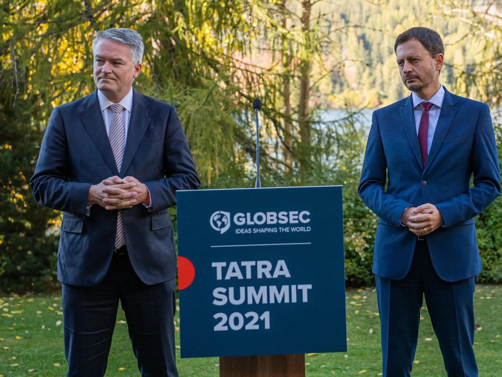 Hlavnou témou tohtoročného Tatra Summitu, ktorý tradične organizuje Globsec, je ekonomická obnova Európy v čase krízy. Na snímke sprava predseda vlády SR Eduard Heger a generálny tajomník OECD Mathias Cormann. Štrbské Pleso, 8. októbra 2021. FOTO TASR - Michal Svítok