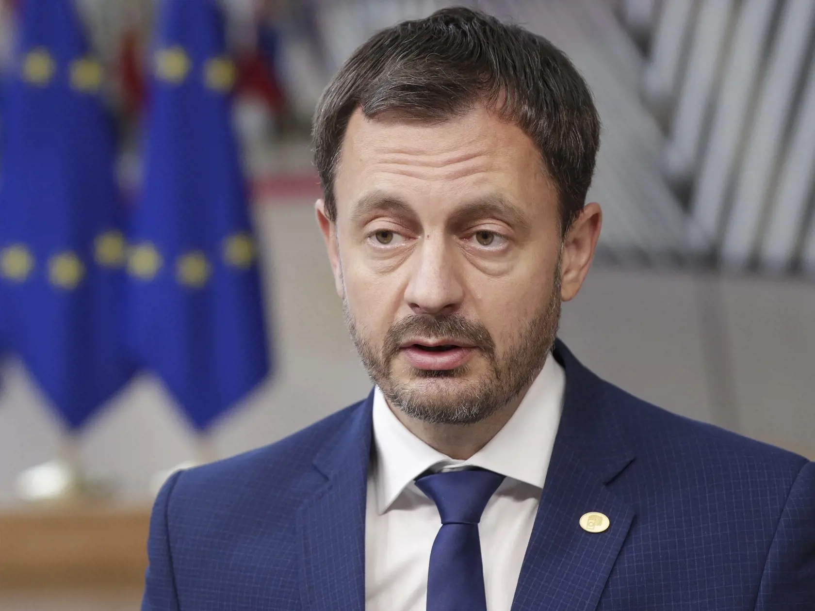 KK6 Brusel - Slovenský premiér Eduard Heger poskytuje rozhovor počas príchodu na summit EÚ v Bruseli 21. októbra 2021. Dvojdňový summit Európskej únie má ako hlavné témy debaty o náraste cien energií, o očkovaní proti koronavírusovej pandémii, o sporoch spojených s nerešpektovaním zásad právneho štátu a o obchodnej politike EÚ, ale aj o klimatických otázkach, o zahraničnej dimenzii migrácie a o digitalizácii. FOTO TASR/AP
Slovakia's Prime Minister Eduard Heger talks to journalists as he arrives 