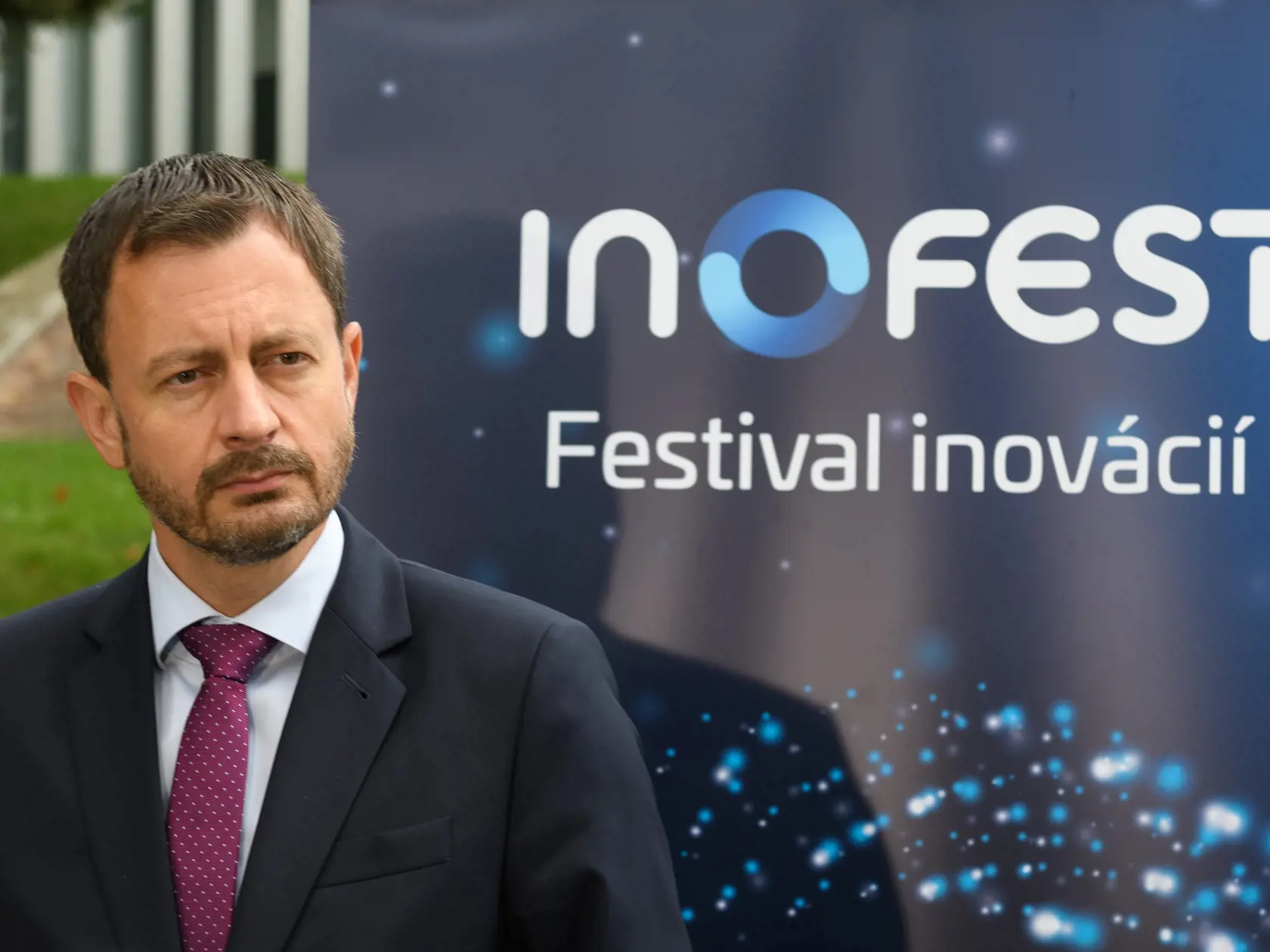 Na snímke predseda vlády SR Eduard Heger (OĽaNO) počas brífingu po skončení inovačnej konferencie INOFEST v priestoroch kaštieľa v obci Beladice, okres Zlaté Moravce v piatok 24. septembra 2021. FOTO TASR – Henrich Mišovič
