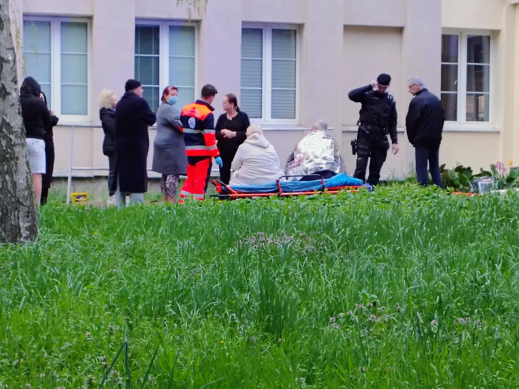 Dnes došlo k požiaru v bytovom dome v bratislavskej mestskej časti Krasňany. Na mieste zasahuje veľký počet hasičov. Okrem hasičov sú prítomní aj záchranári, ktorí poskytujú pomoc, najmä starším obyvateľom domu.