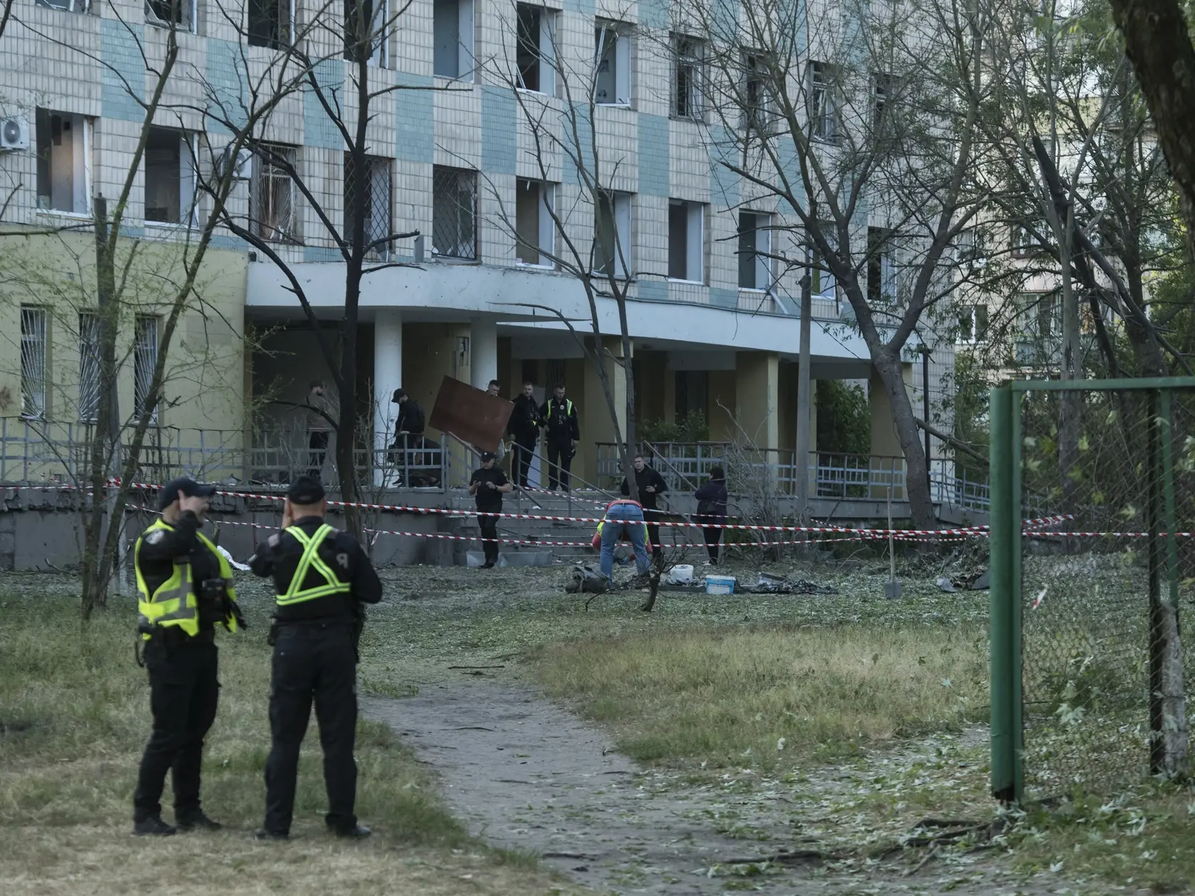 Policajti obhliadajú budovu, ktorú zasiahol nočný raketový útok ruskej armády v Kyjeve vo štvrtok 1. júna 2023.
