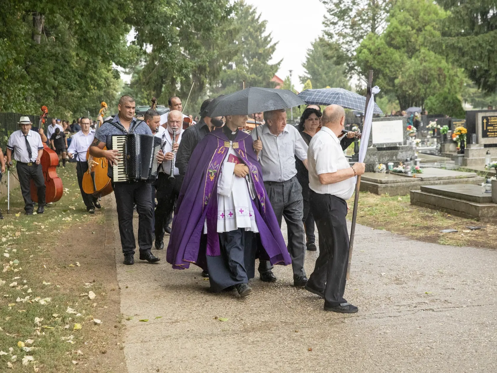 Na snímke je pohreb rómskeho speváka Kamila Polakoviča v Trnave