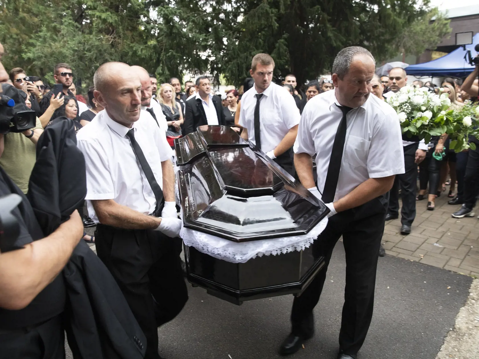 Na snímke je pohreb rómskeho speváka Kamila Polakoviča v Trnave