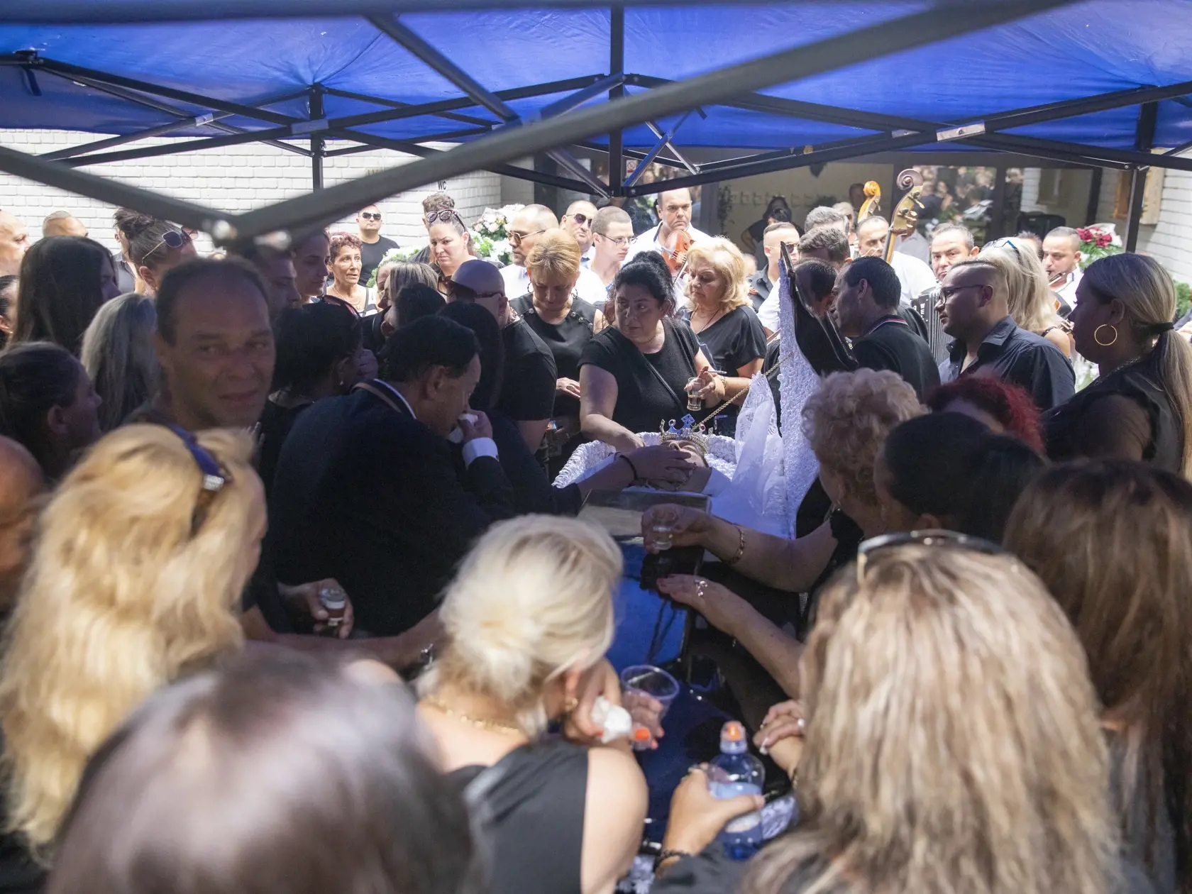 Na snímke je pohreb rómskeho speváka Kamila Polakoviča v Trnave