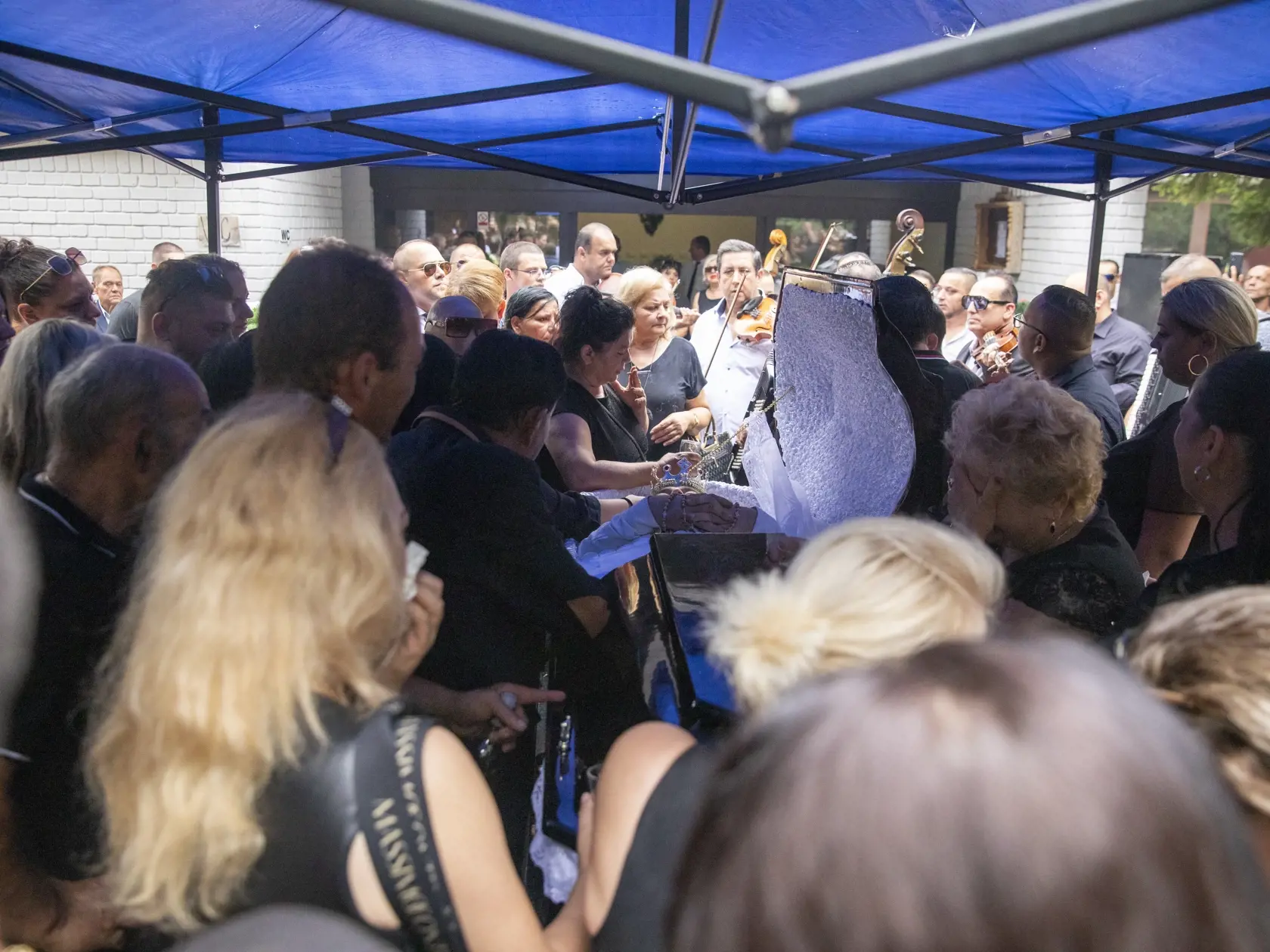 Na snímke je pohreb rómskeho speváka Kamila Polakoviča v Trnave