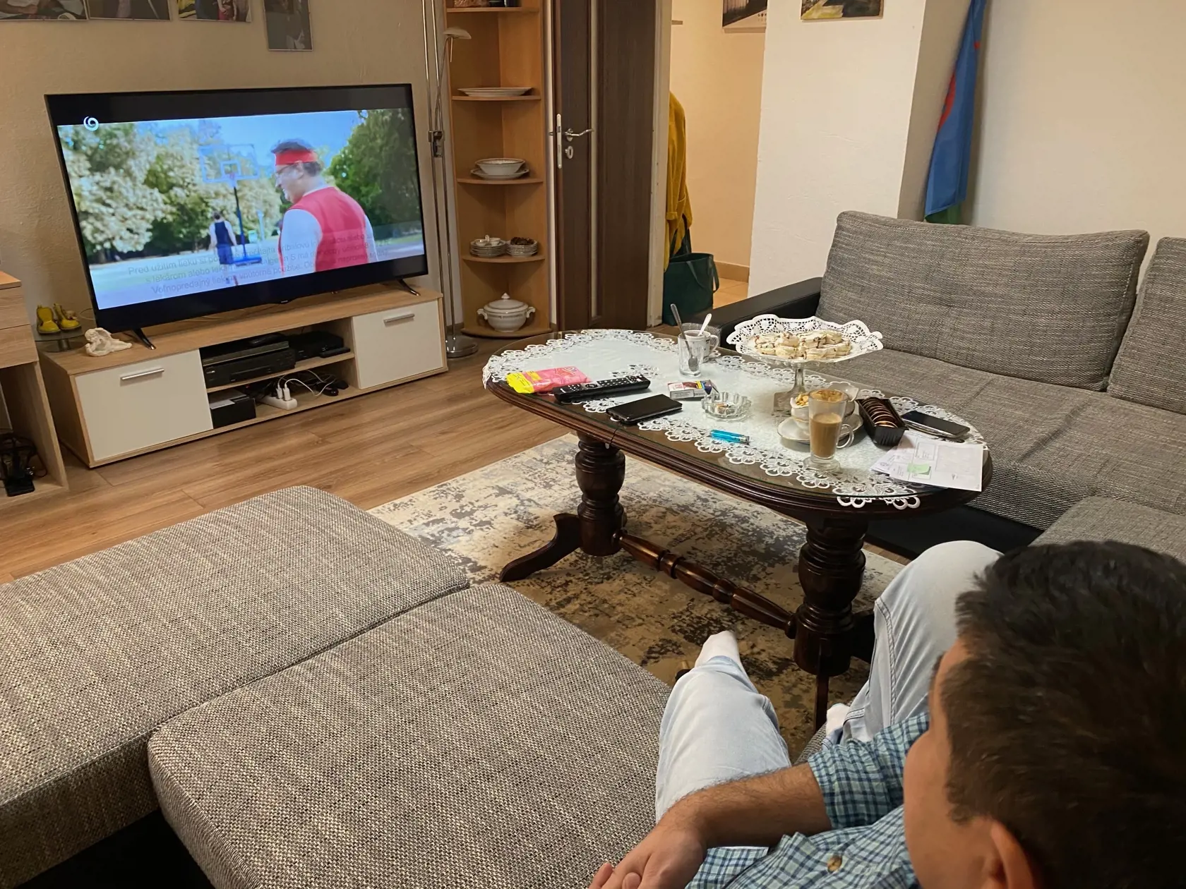 Pri pozeraní telky.