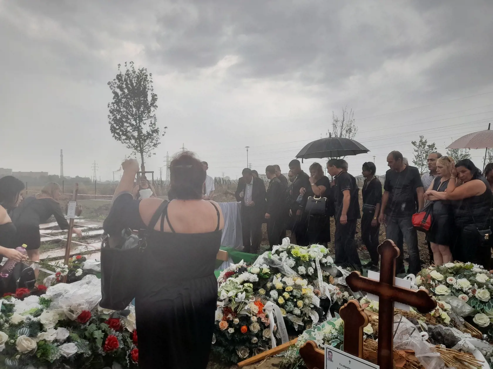 Trúchliaci v najväčšom lejaku pochovávajú Kamila Polakoviča.