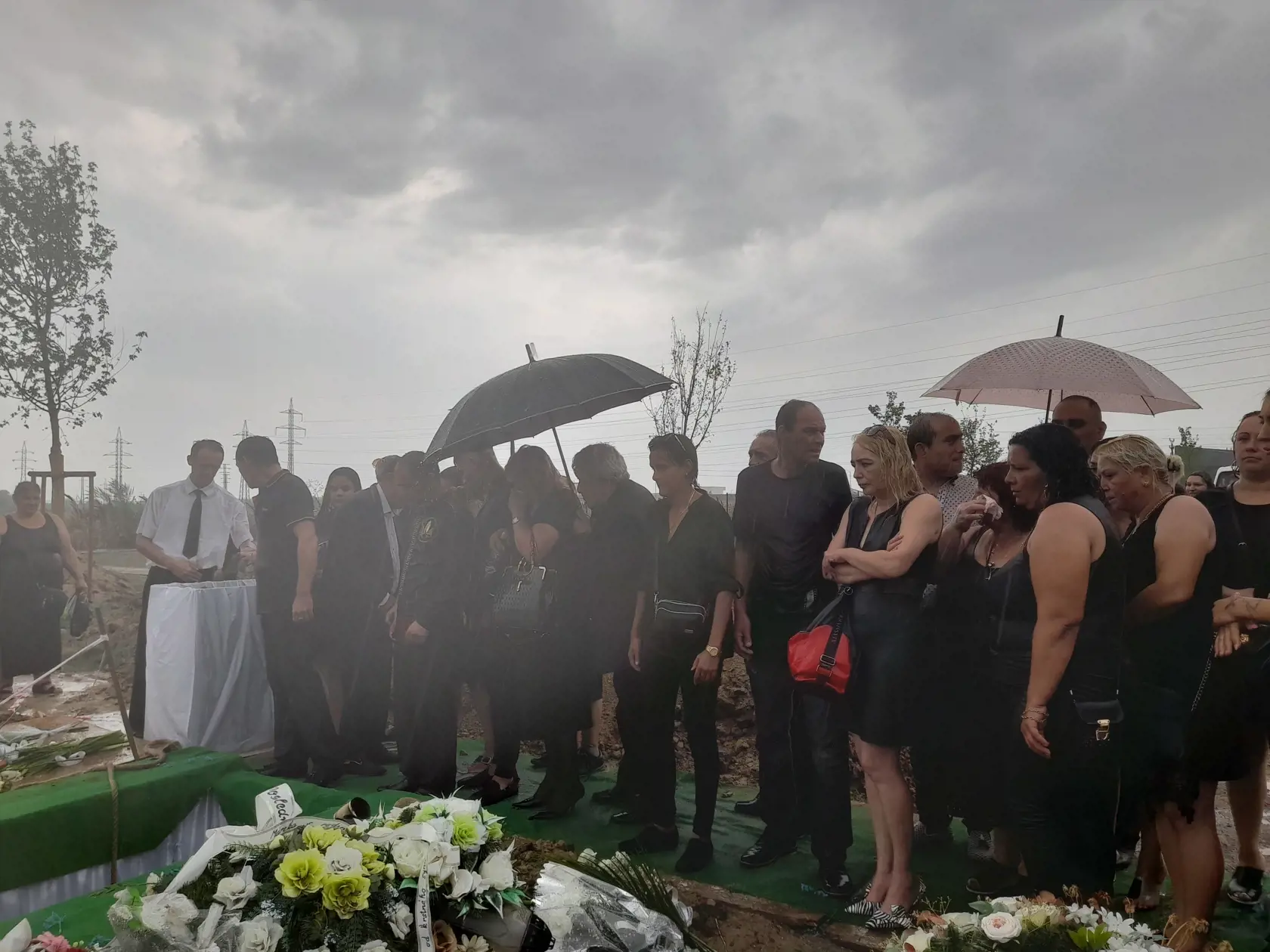 Smútiaca rodina na poslednej ceste rómskeho kráľa hudby.
