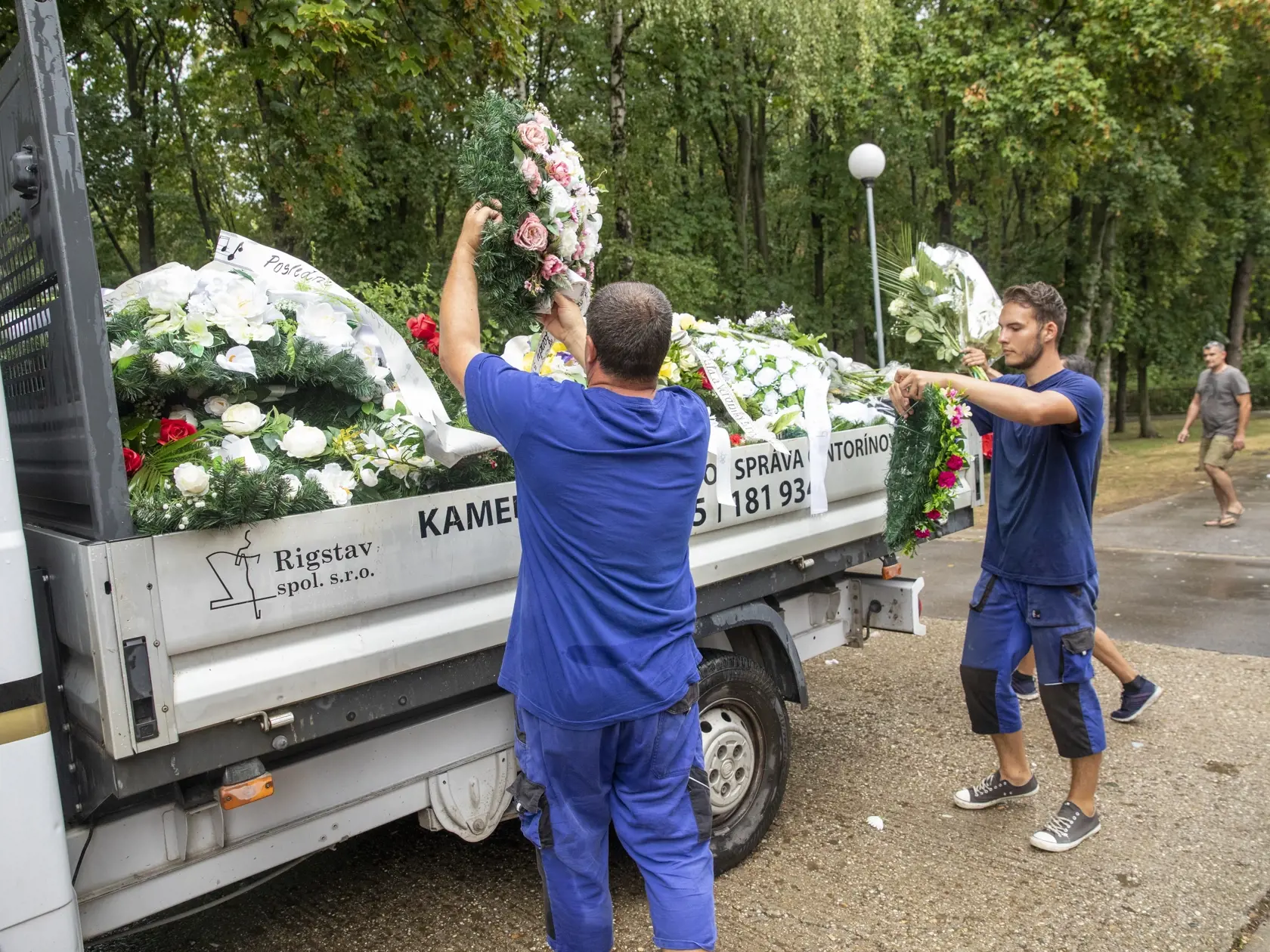 Na snímke je pohreb rómskeho speváka Kamila Polakoviča v Trnave