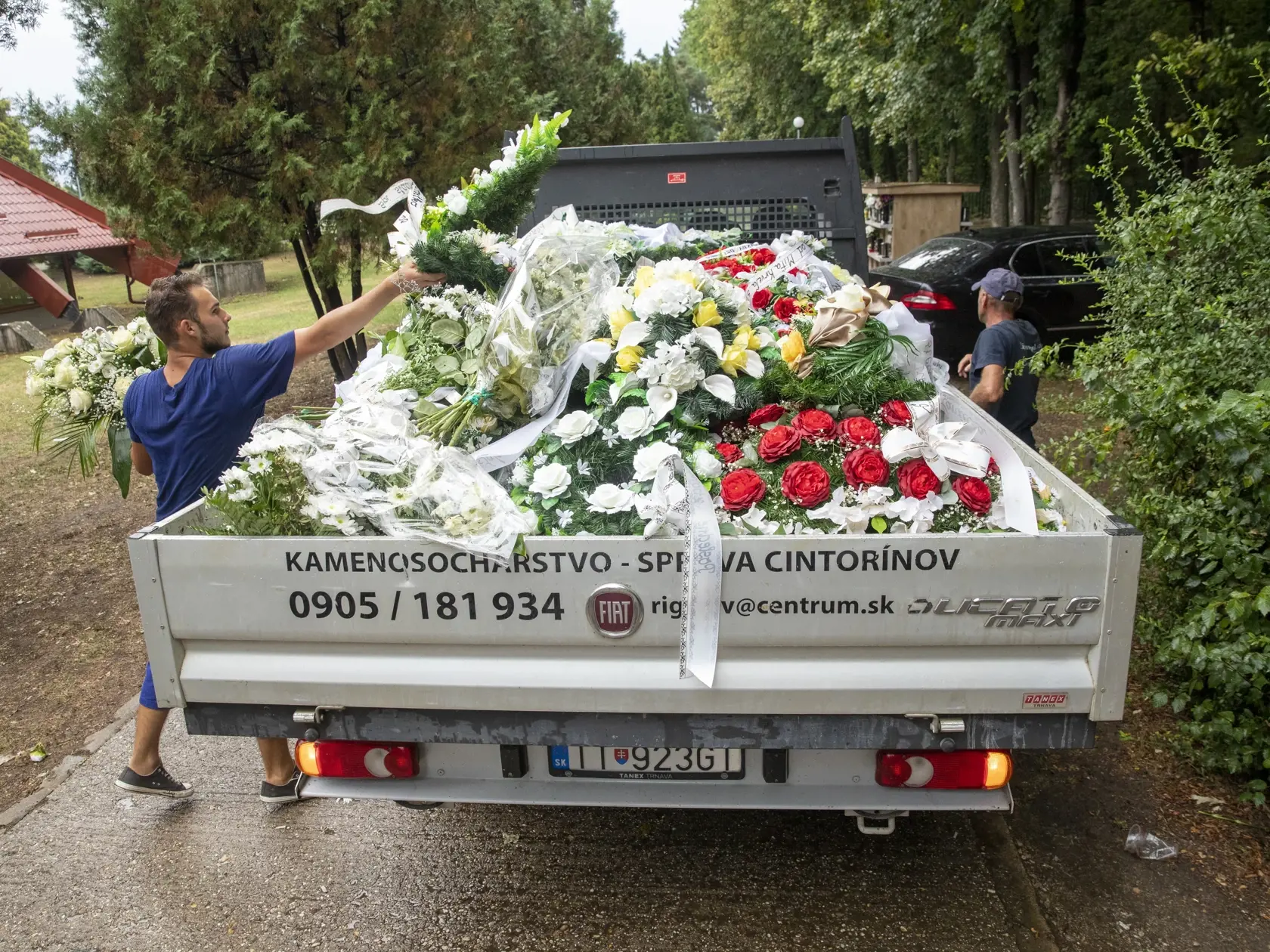 Na snímke je pohreb rómskeho speváka Kamila Polakoviča v Trnave