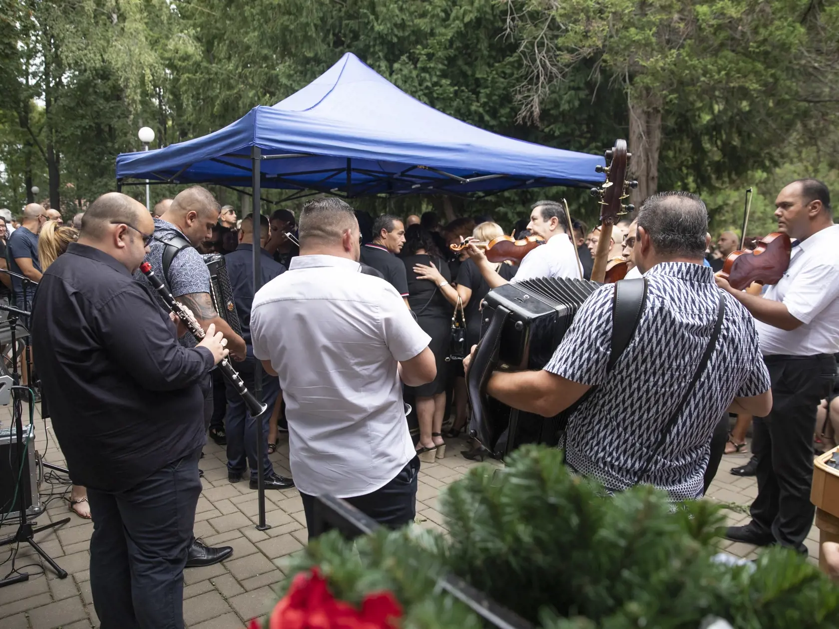 Na snímke je pohreb rómskeho speváka Kamila Polakoviča v Trnave