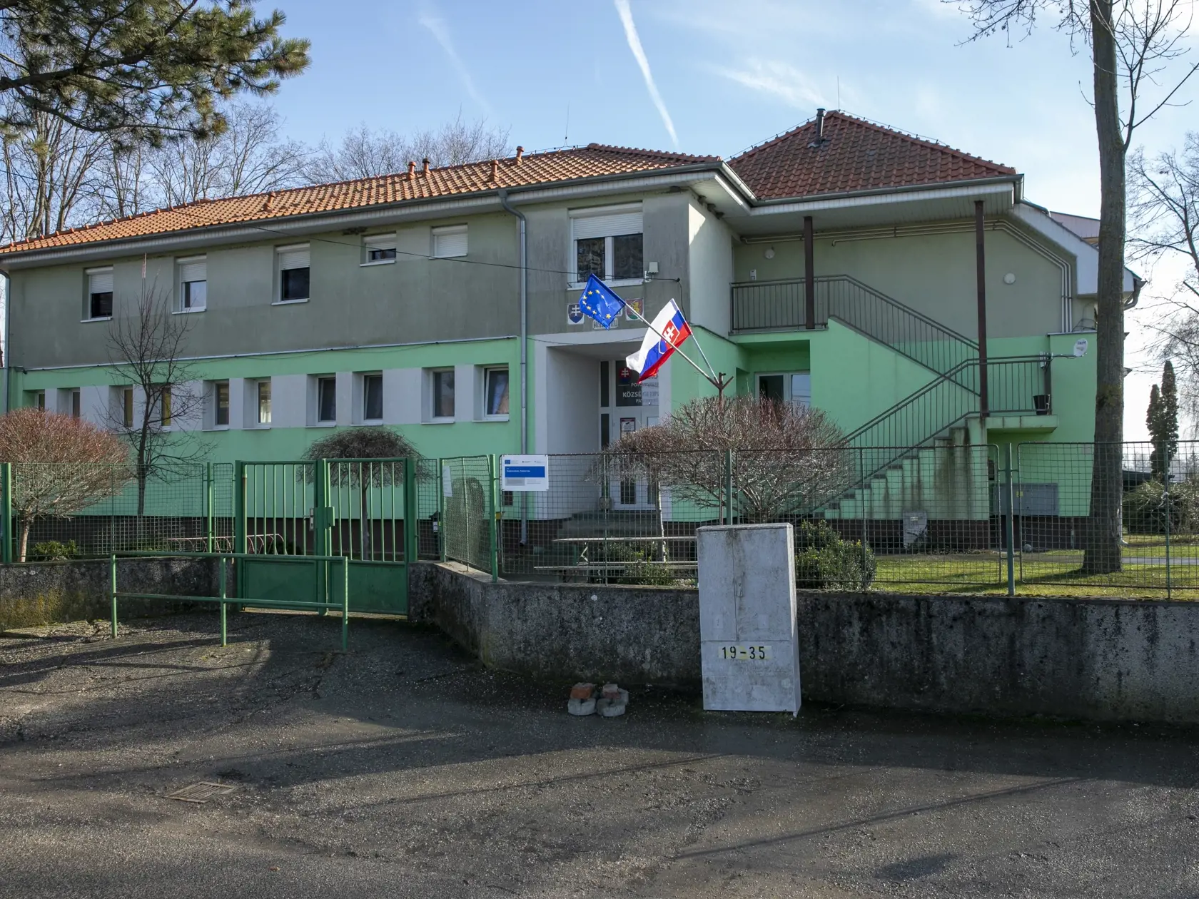 V malej dedinke Potônske Lúky, ktorá nemá ani tristo obyvateľov, ho miestni veľmi nepoznajú.