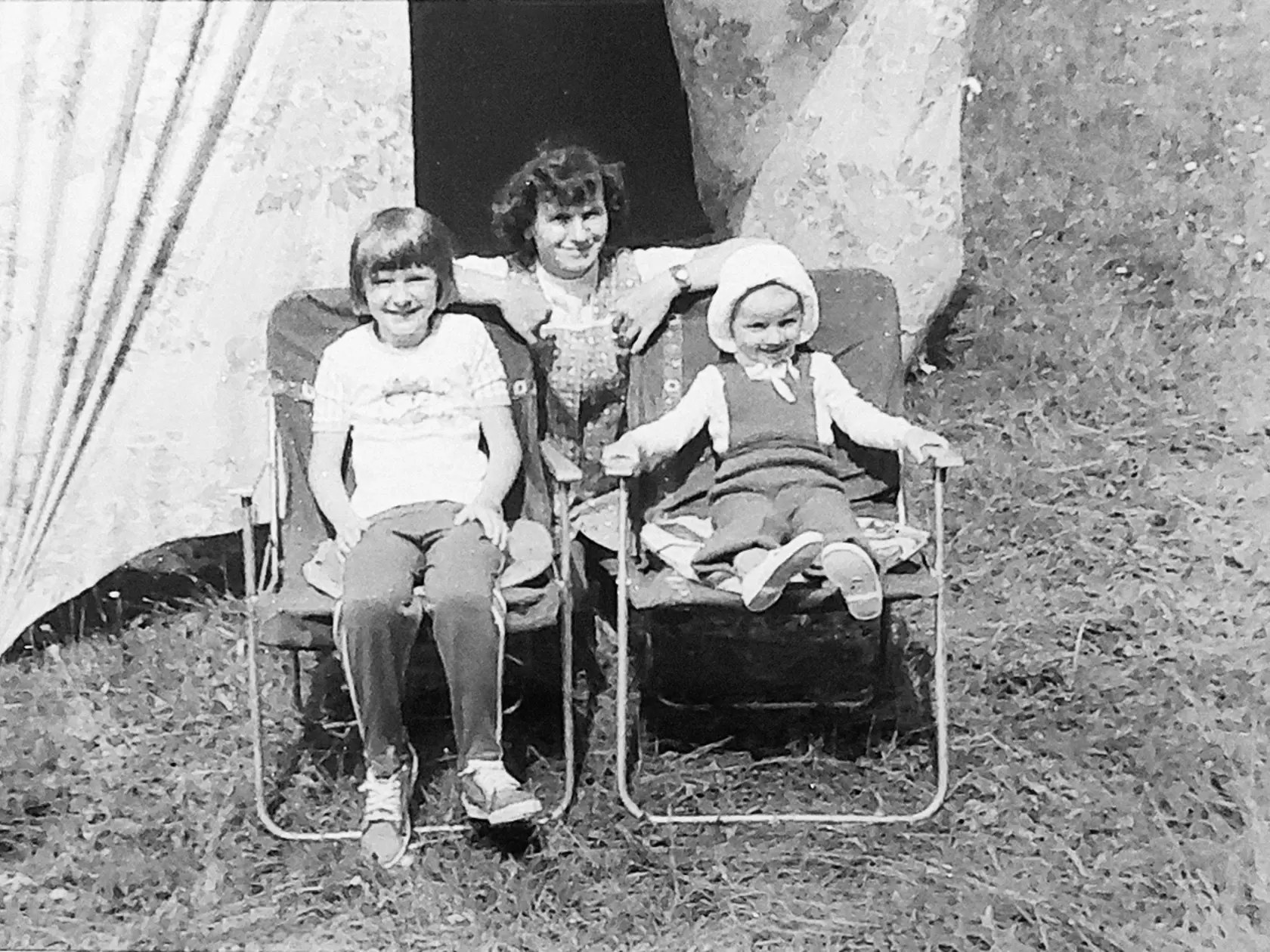 Margita s deťmi na stanovačke. Skladacie stoličky musia byť. 1983