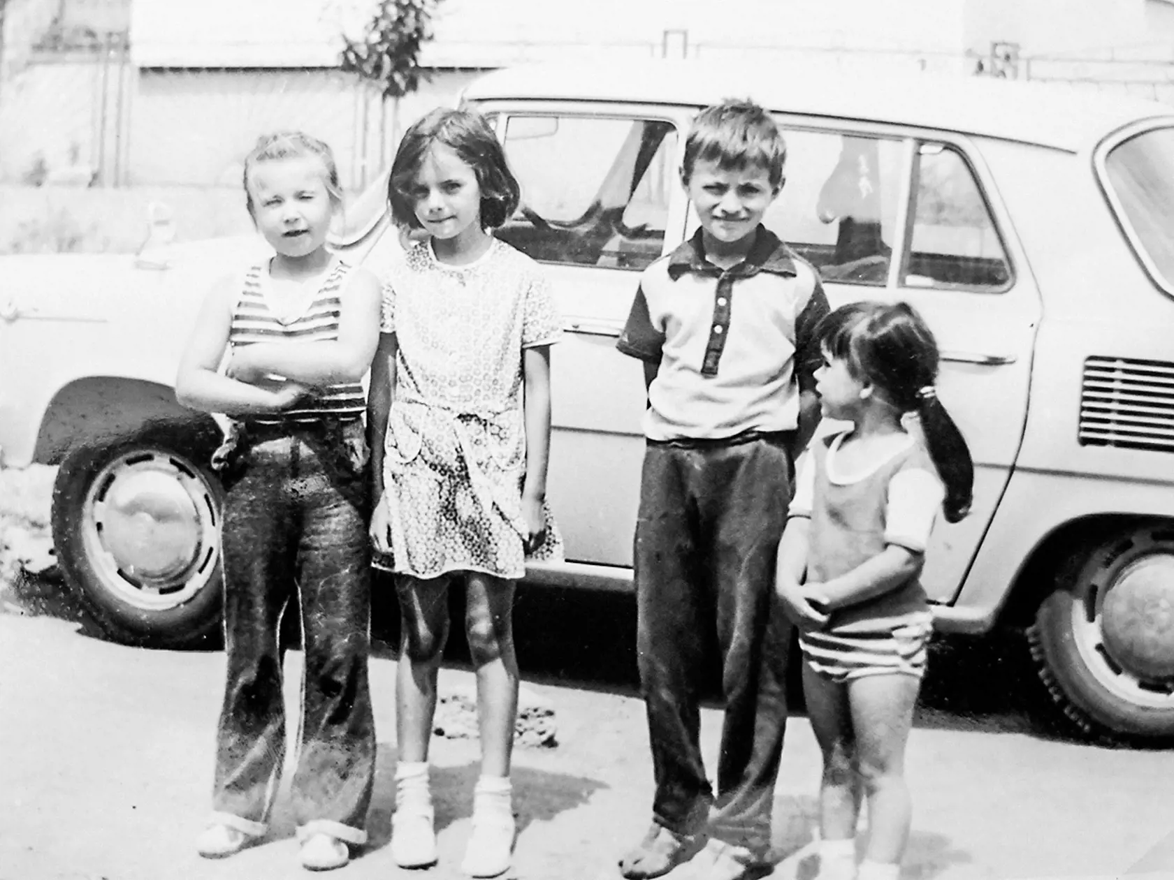 Timea Rumiová s kamarátmi na dedine v roku 1977.