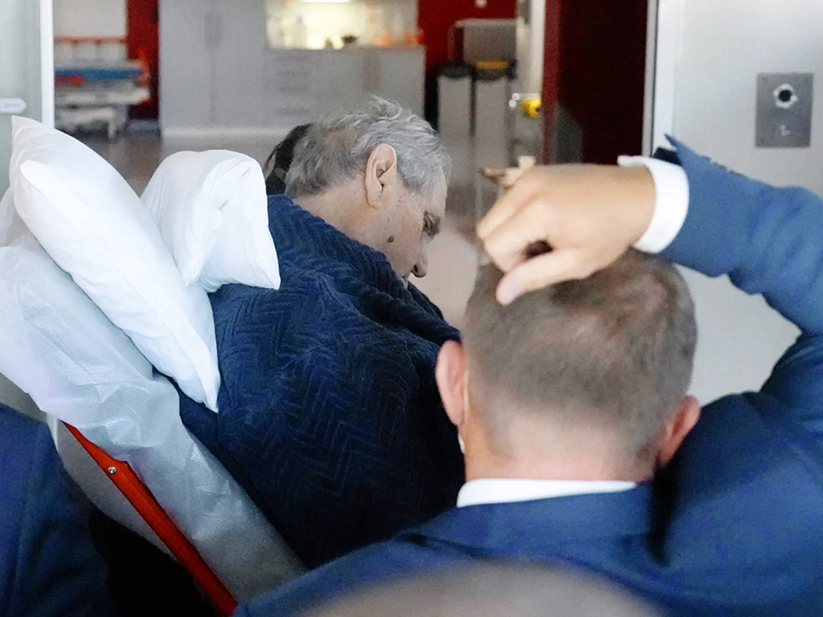 Prezident ČR Miloš Zeman má do žalúdka zavedenú vyživovaciu sondu (PEG) a v nemocnici bude ešte najmenej tri týždne.