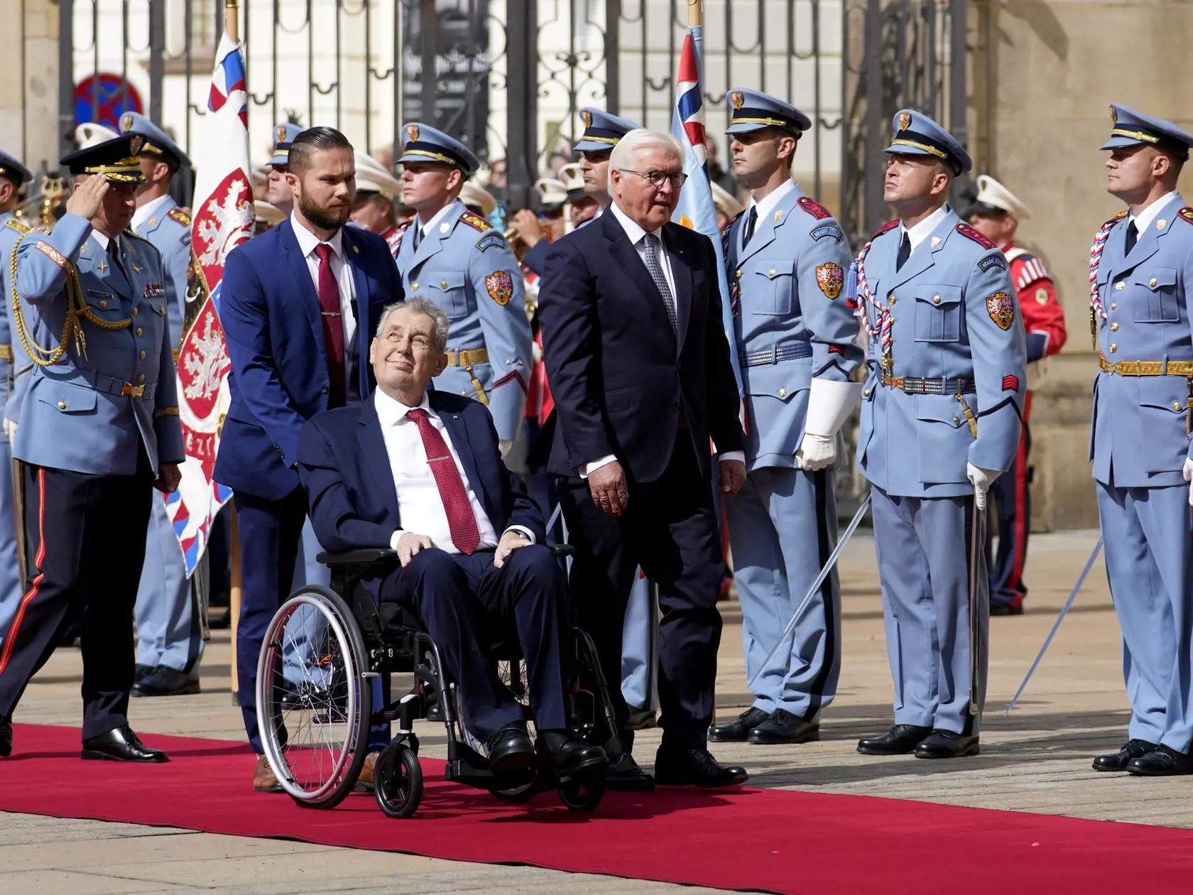 Na otázku moderátora, že podľa rôznych špekulácií ide o cirhózu, odpovedal: "Áno, takže všetko je jasné."