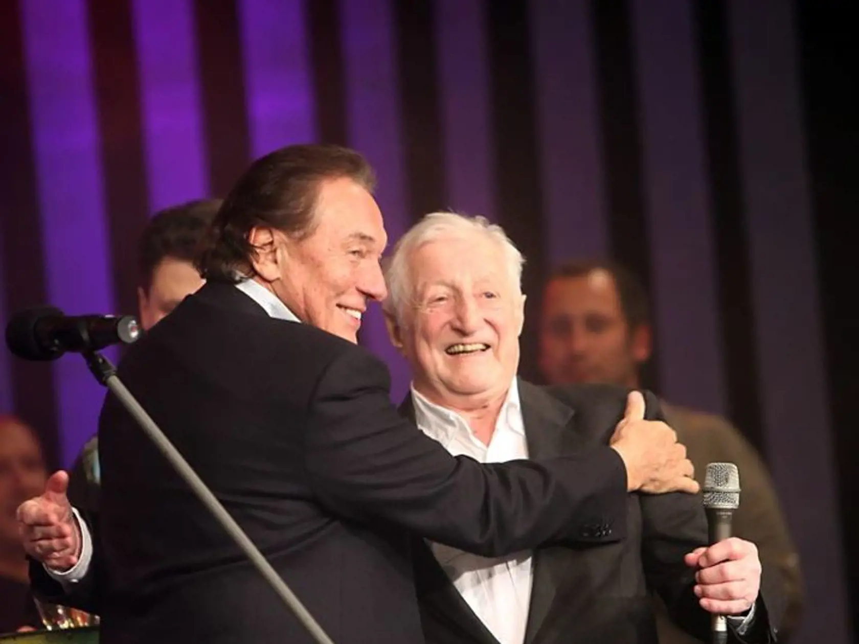 Dvaja páni speváci: Karel Gott a Pavel Bobek.