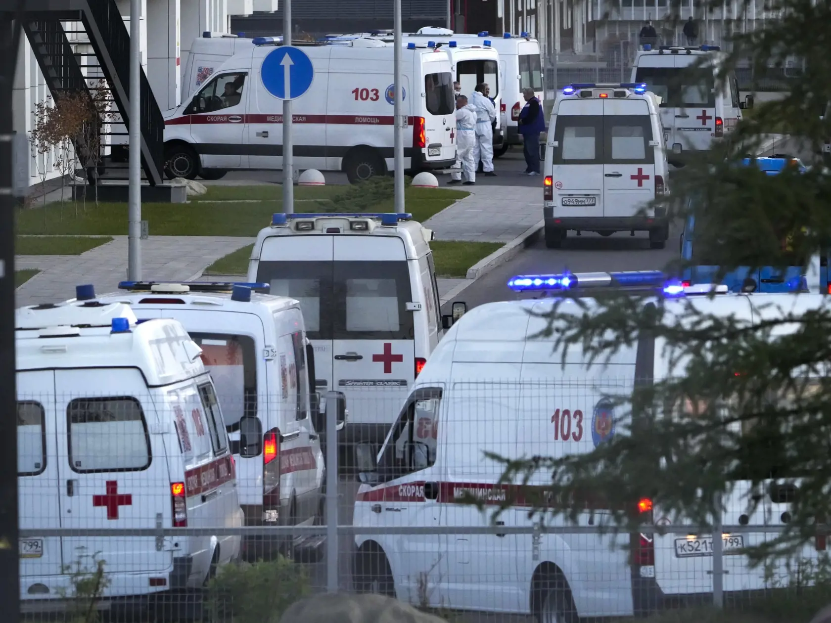 Sanitky privážajú pacientov s podozrením na ochorenie COVID-19 do nemocnice Kommunarka na predmestí Moskvy v pondelok 11. októbra 2021.