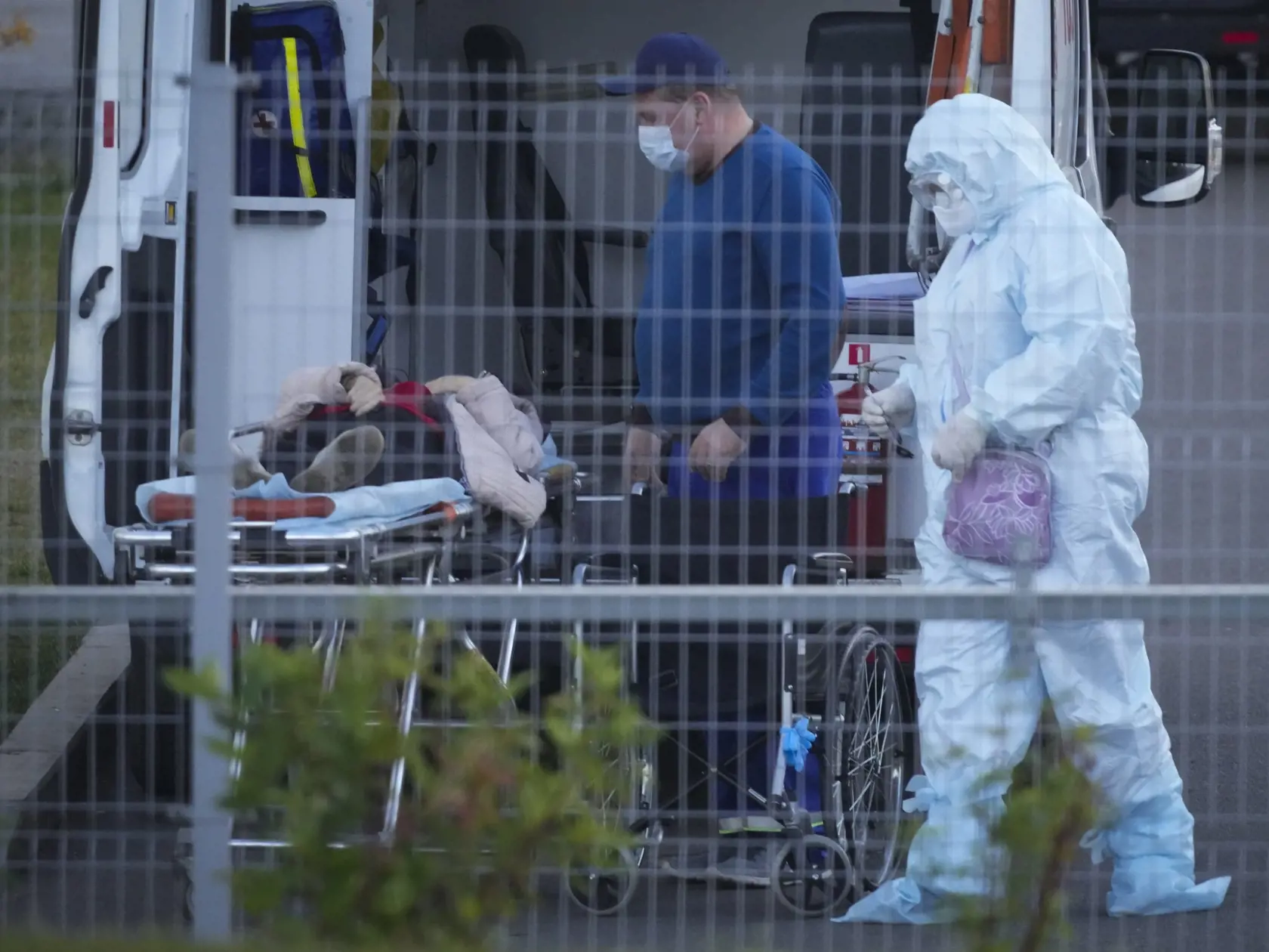 Sanitka priváža pacientku s podozrením na ochorenie COVID-19 do nemocnice Kommunarka na predmestí Moskvy v pondelok 11. októbra 2021.