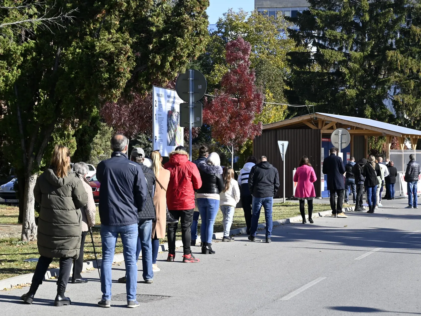 Na snímke ľudia stoja v rade na testy pred mobilným odberovým miestom v nemocnici v Michalovciach v pondelok 25. októbra 2021