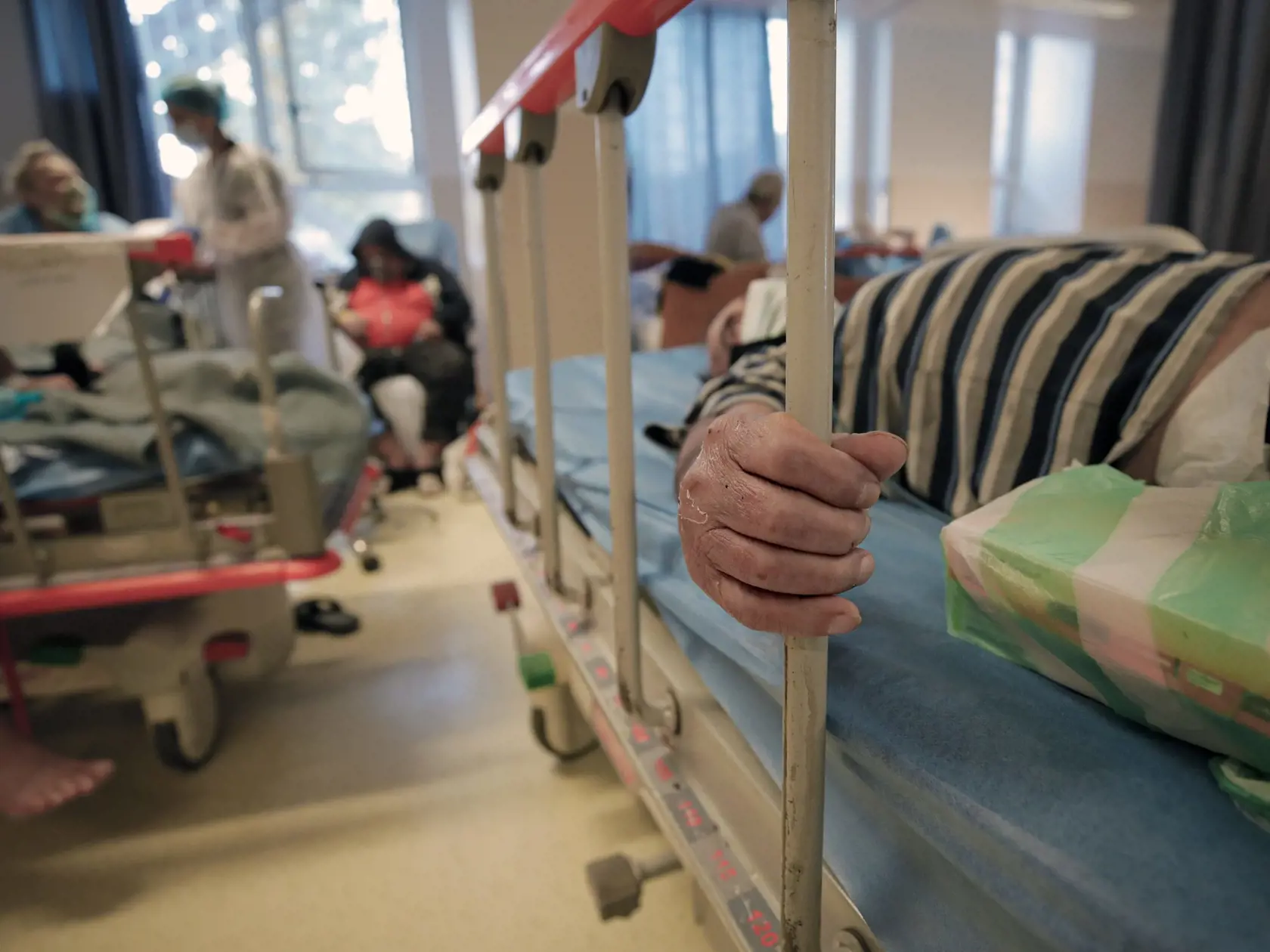 Na archívnej snímke z 22. októbra 2021 pacienti s ochorením COVID-19 ležia v preplnej  izolačnej nemocničnej izbe v Bukurešti.